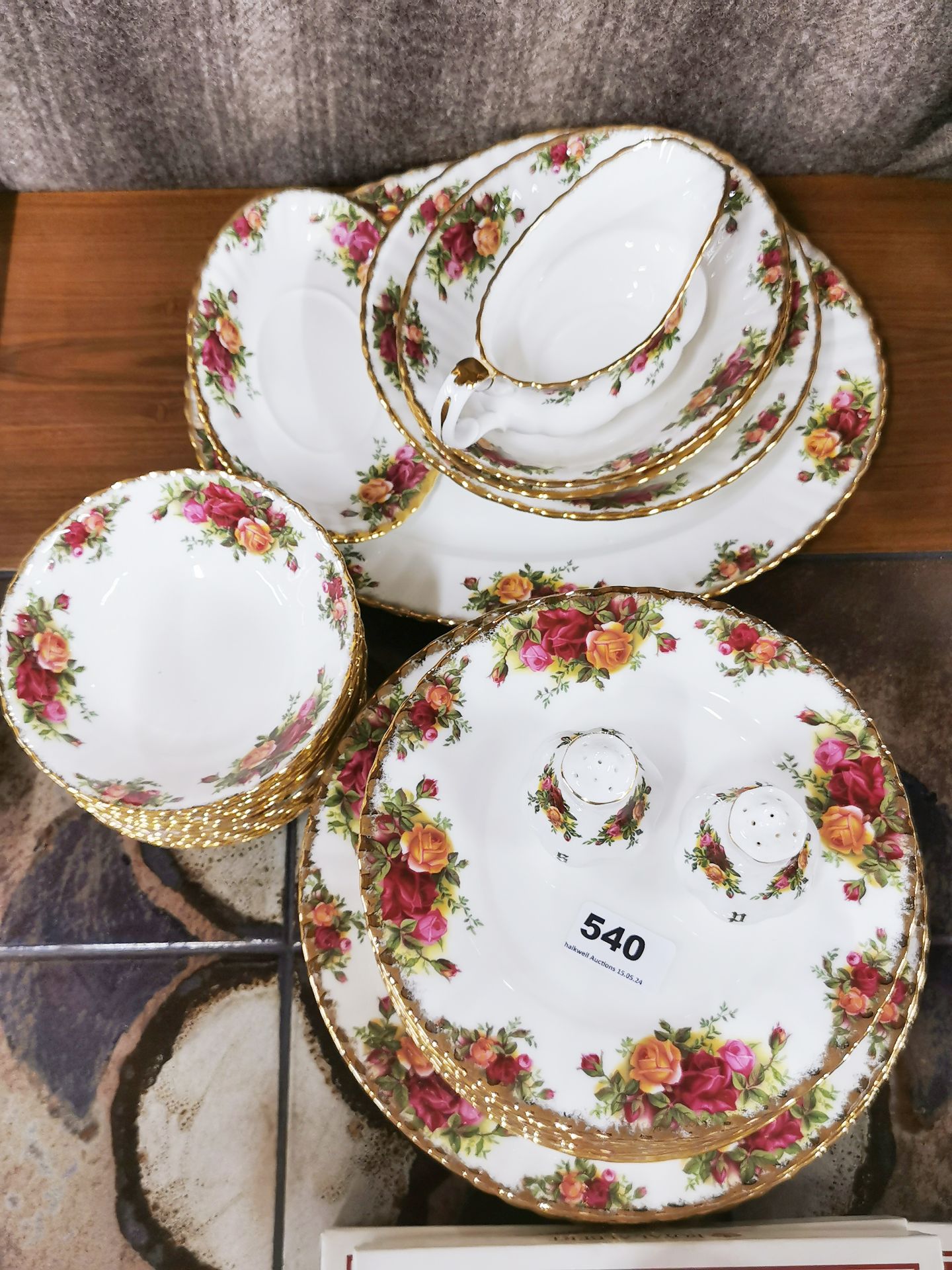 A twelve setting Royal Albert Old Country Roses dinner service with one tureen, table mats, etc. - Image 2 of 6