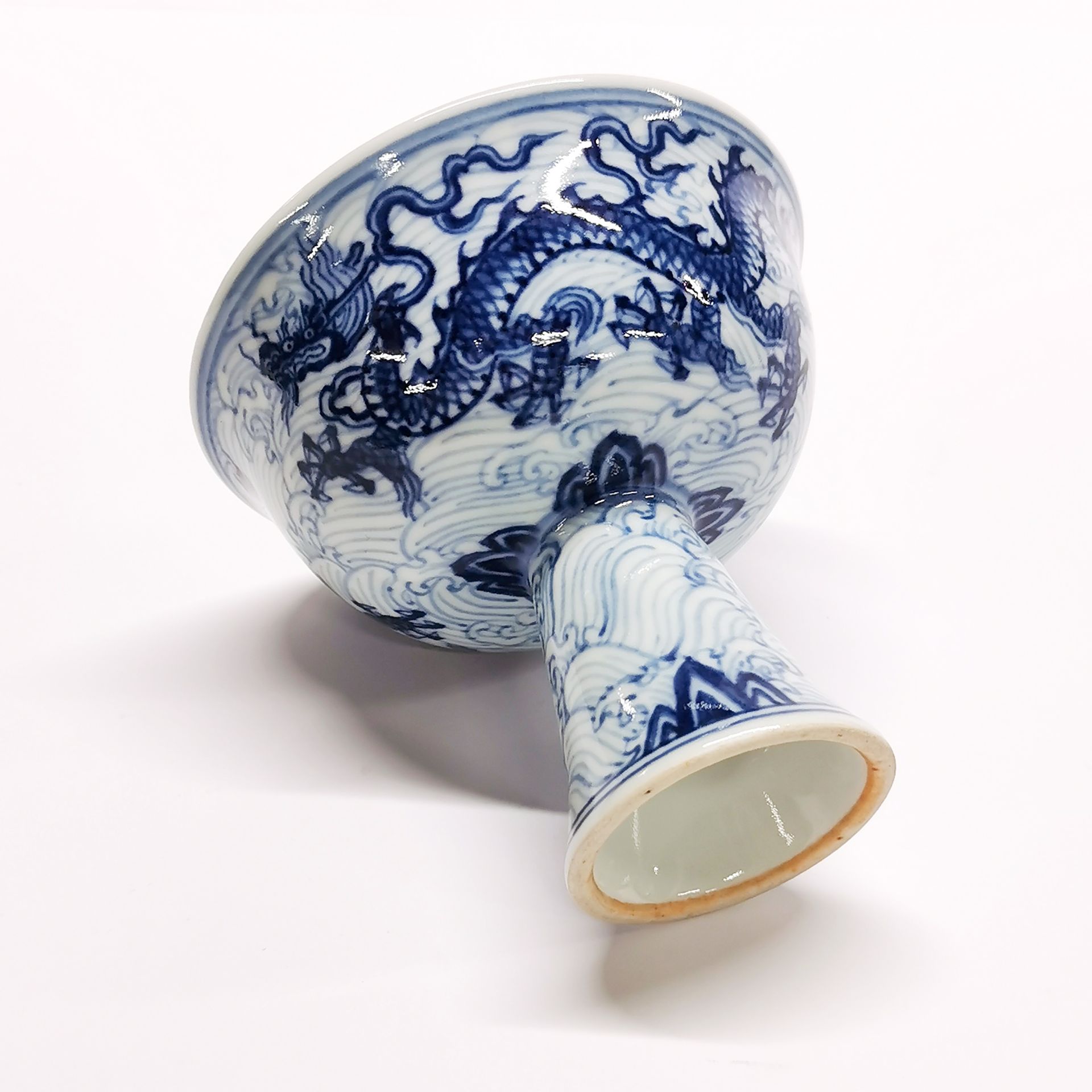 A Chinese hand painted porcelain stem cup, H. 8.5cm. - Image 3 of 3