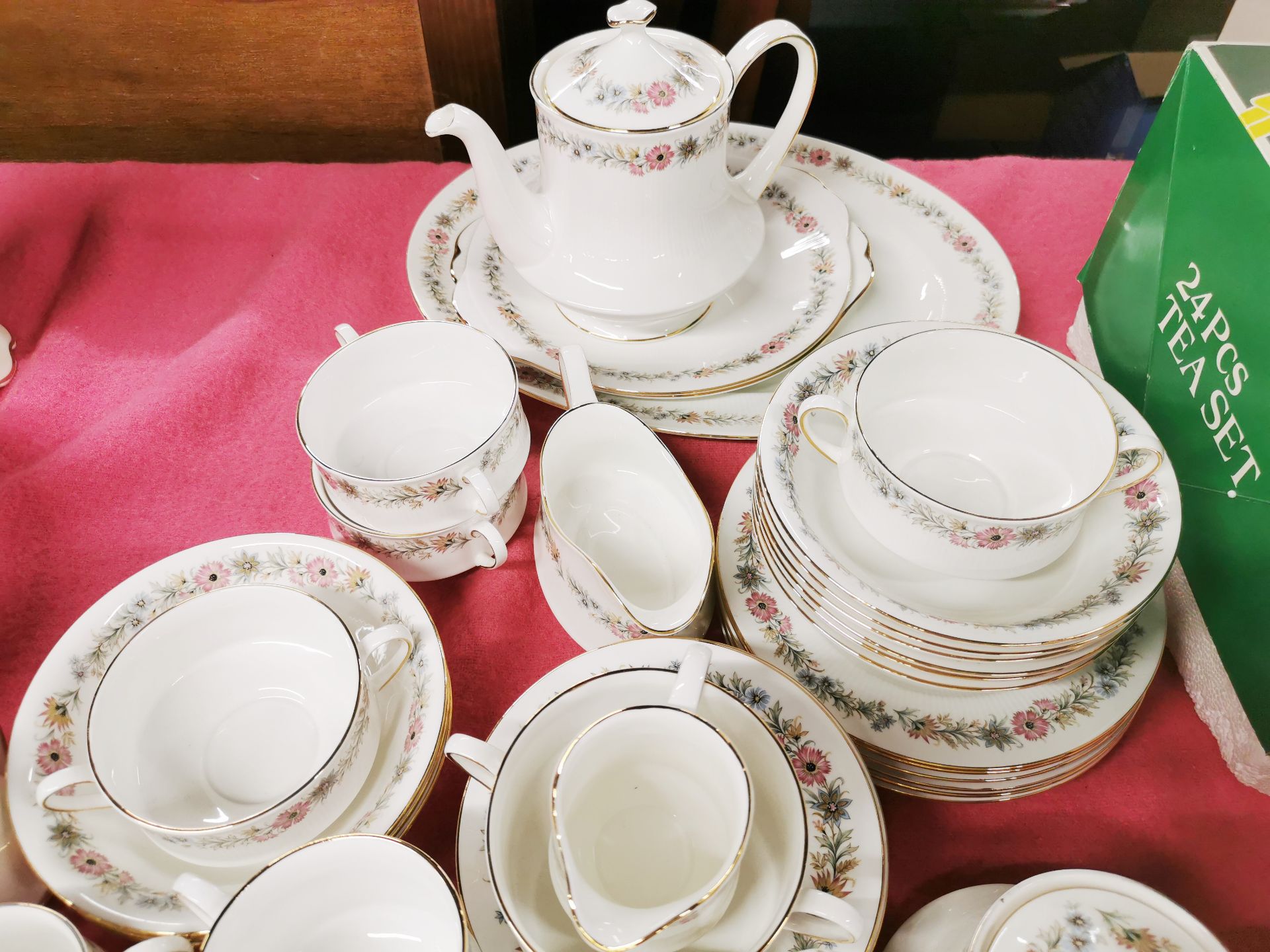 A very extensive Paragon Belinda pattern dinner, tea and coffee set. - Image 3 of 4