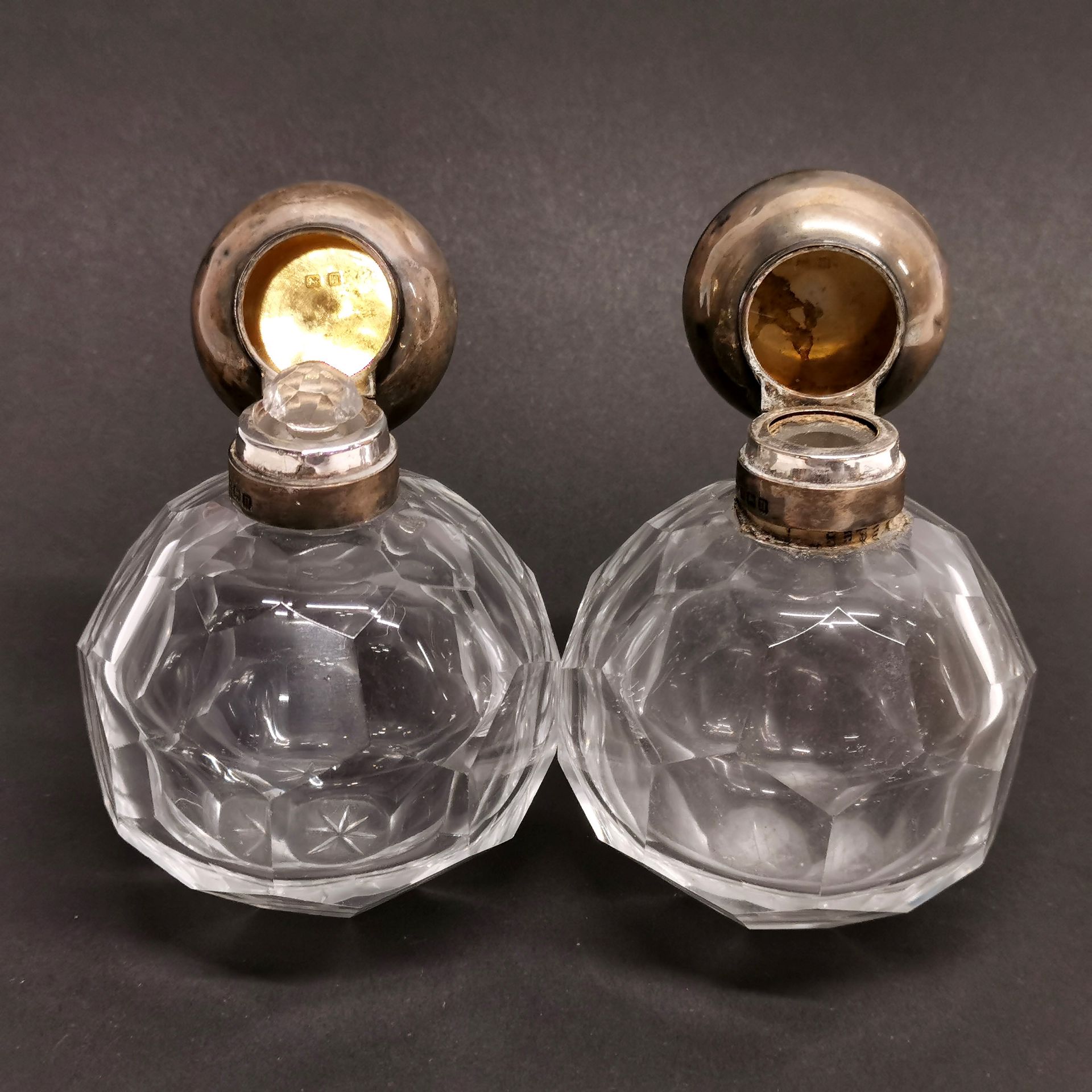 A pair of hallmarked silver topped cut crystal bottles, H. 9cm. - Image 3 of 4