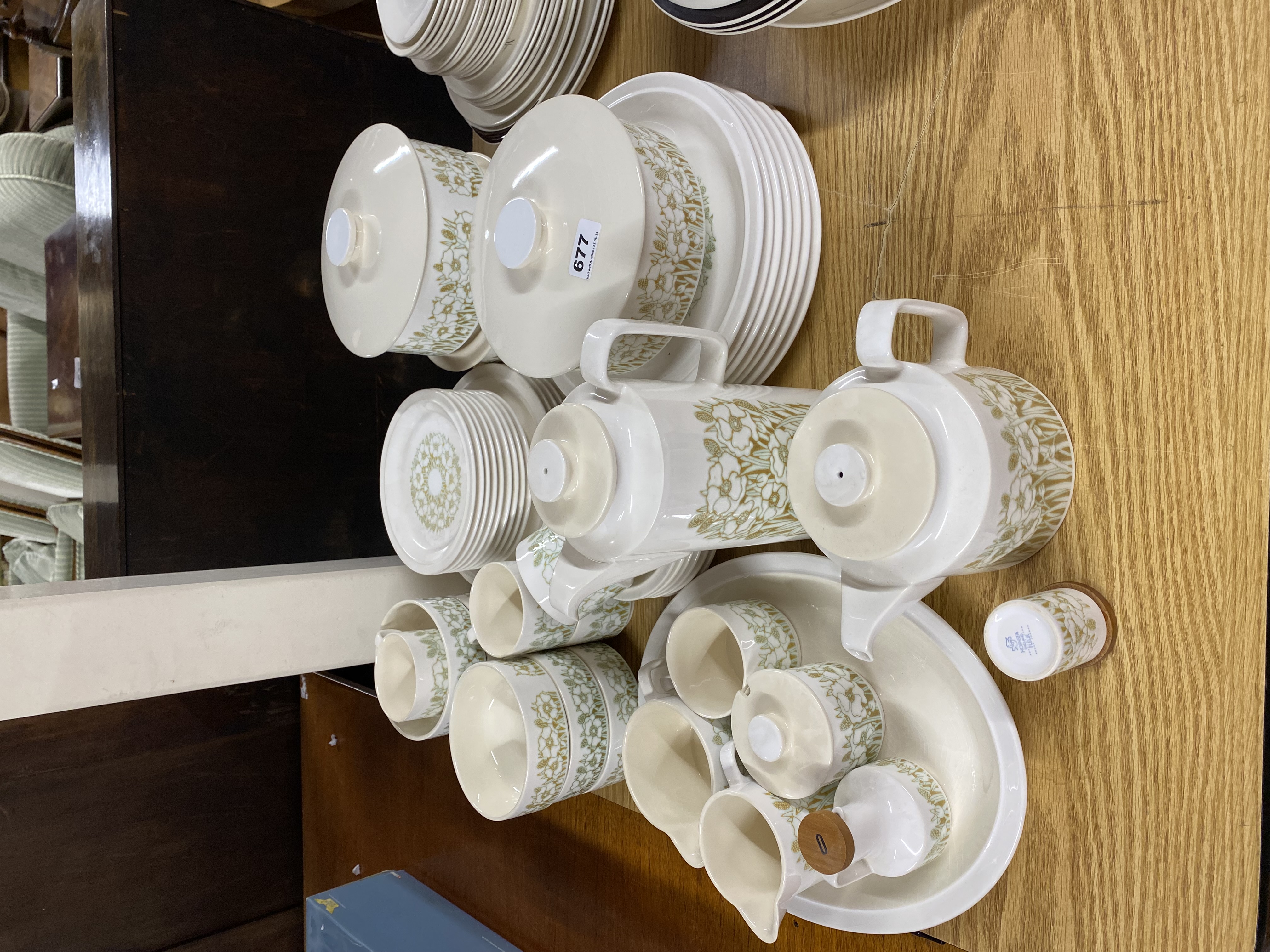An extensive Hornsey Fleur pattern vintage dinner and coffee service.