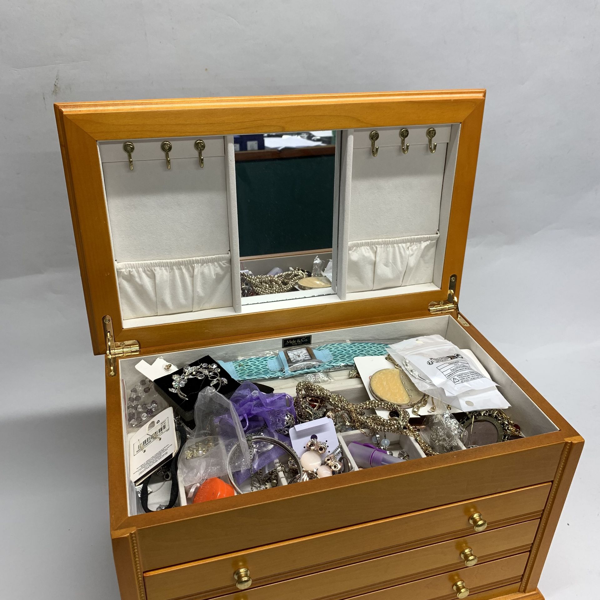 A large jewellery box and other contents. - Image 4 of 4