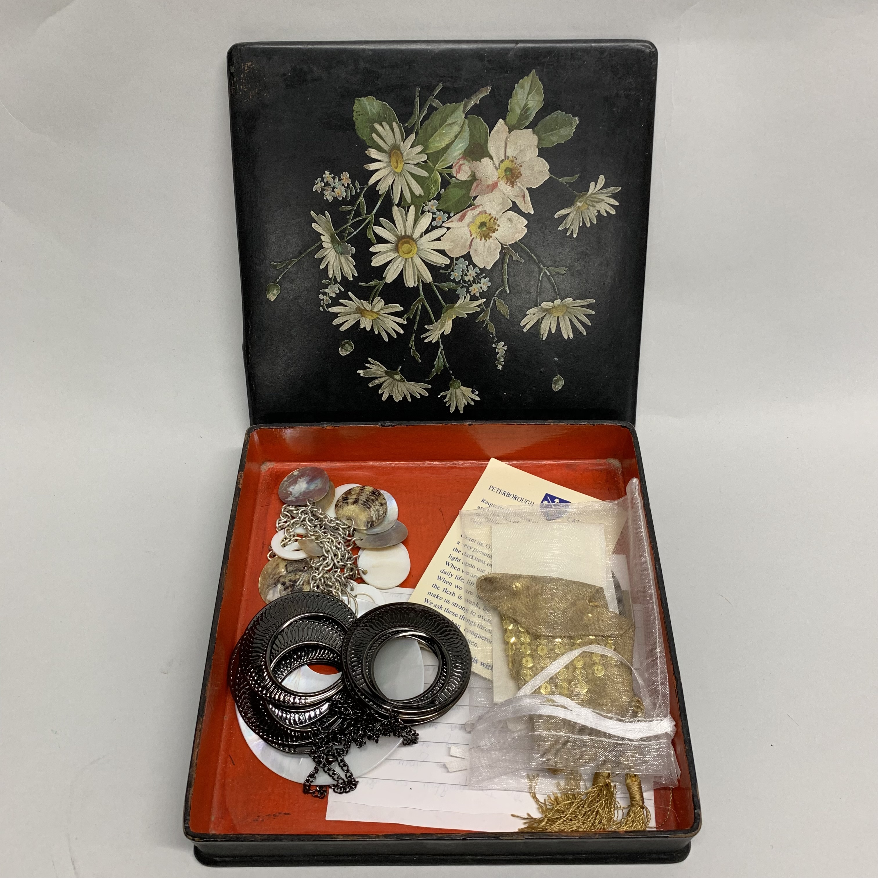 A jewellery box and contents with a lacquer box and contents. - Image 2 of 4