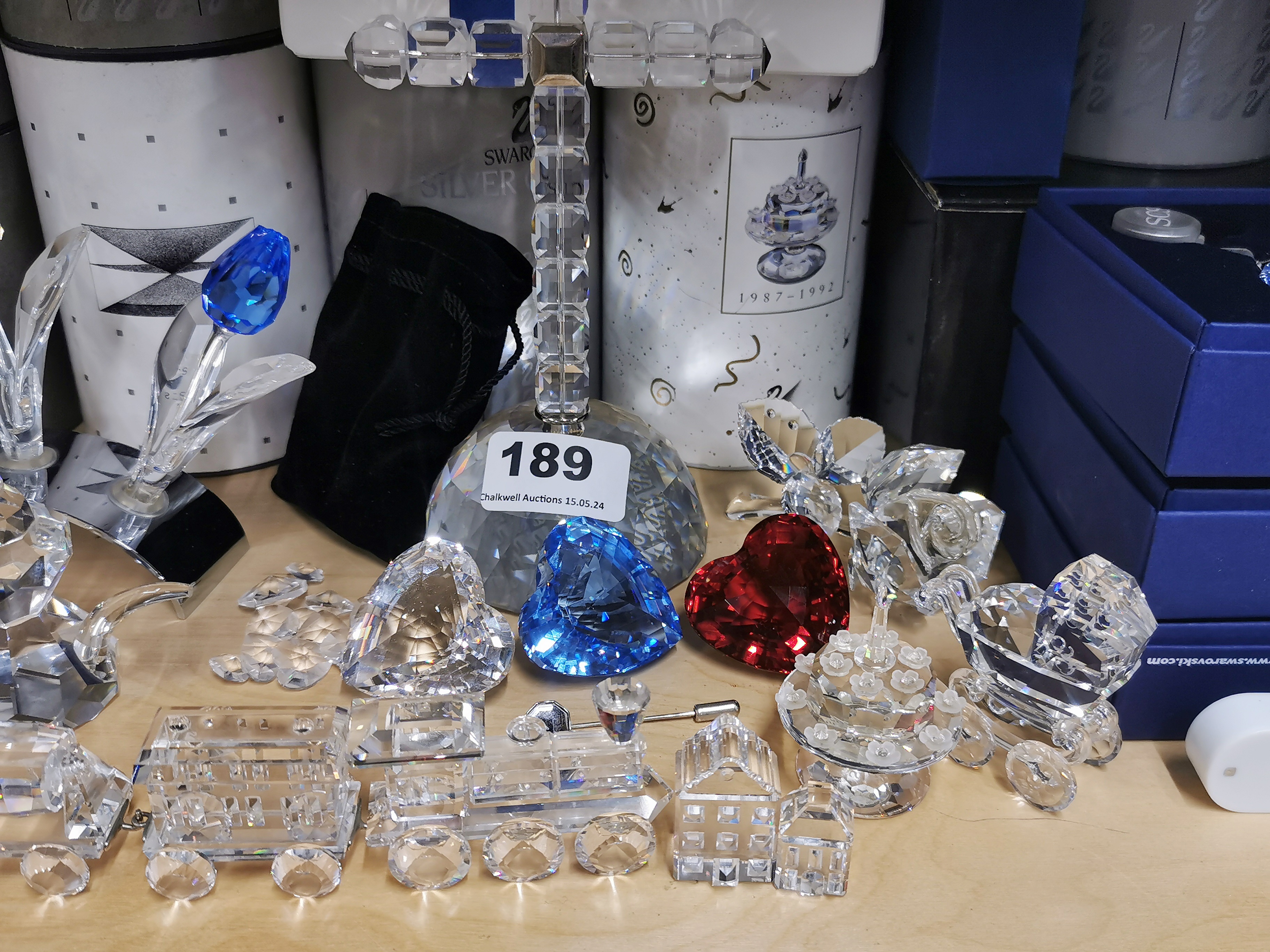 A collection of mixed Swarovski crystal items mostly with boxes including train and cross, cross - Bild 3 aus 7