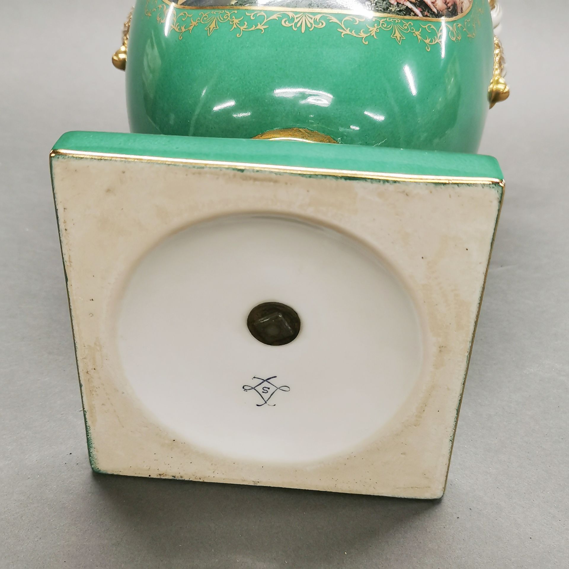 A large continental porcelain urn, H. 39cm. - Image 3 of 3