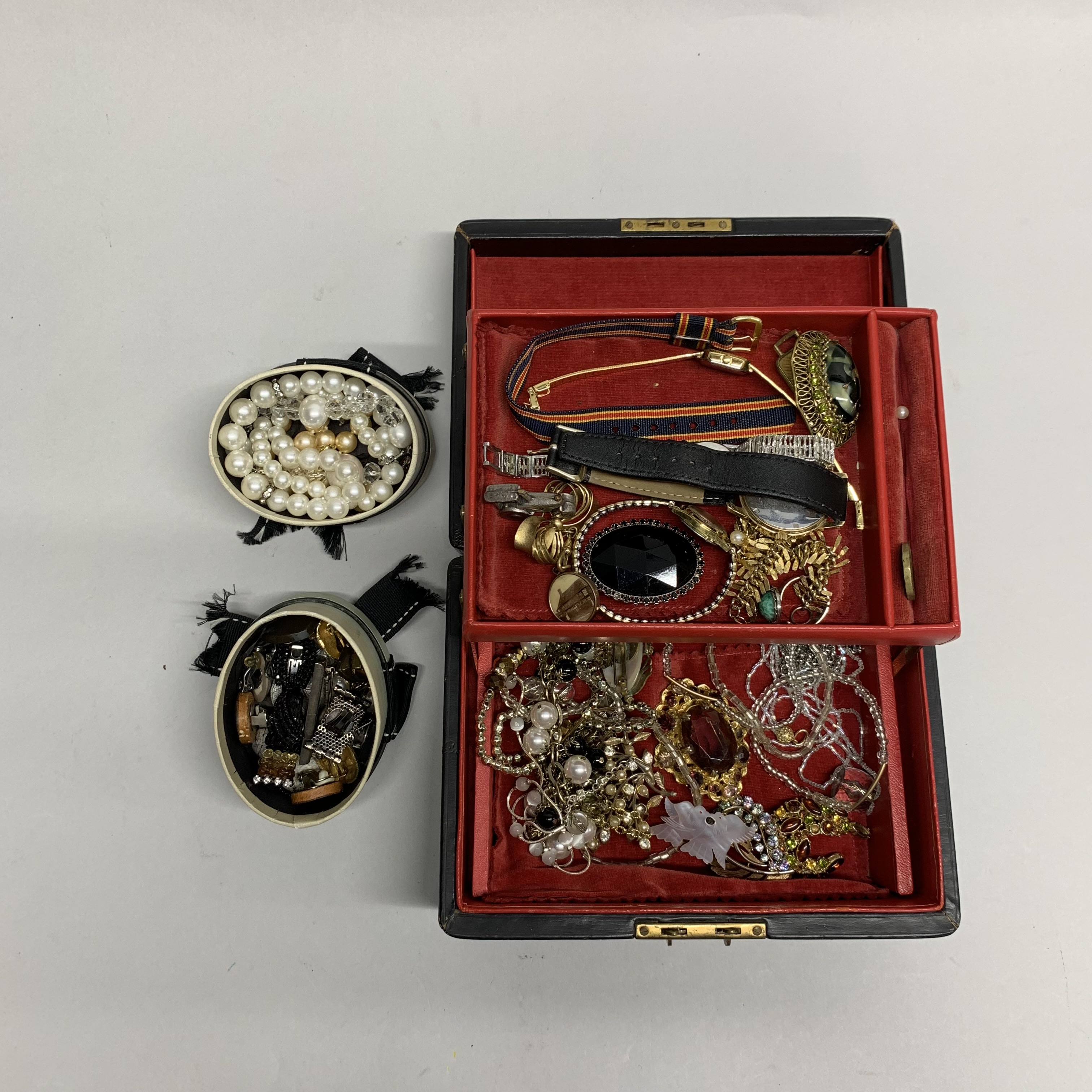 A jewellery box and contents with a lacquer box and contents. - Image 3 of 4