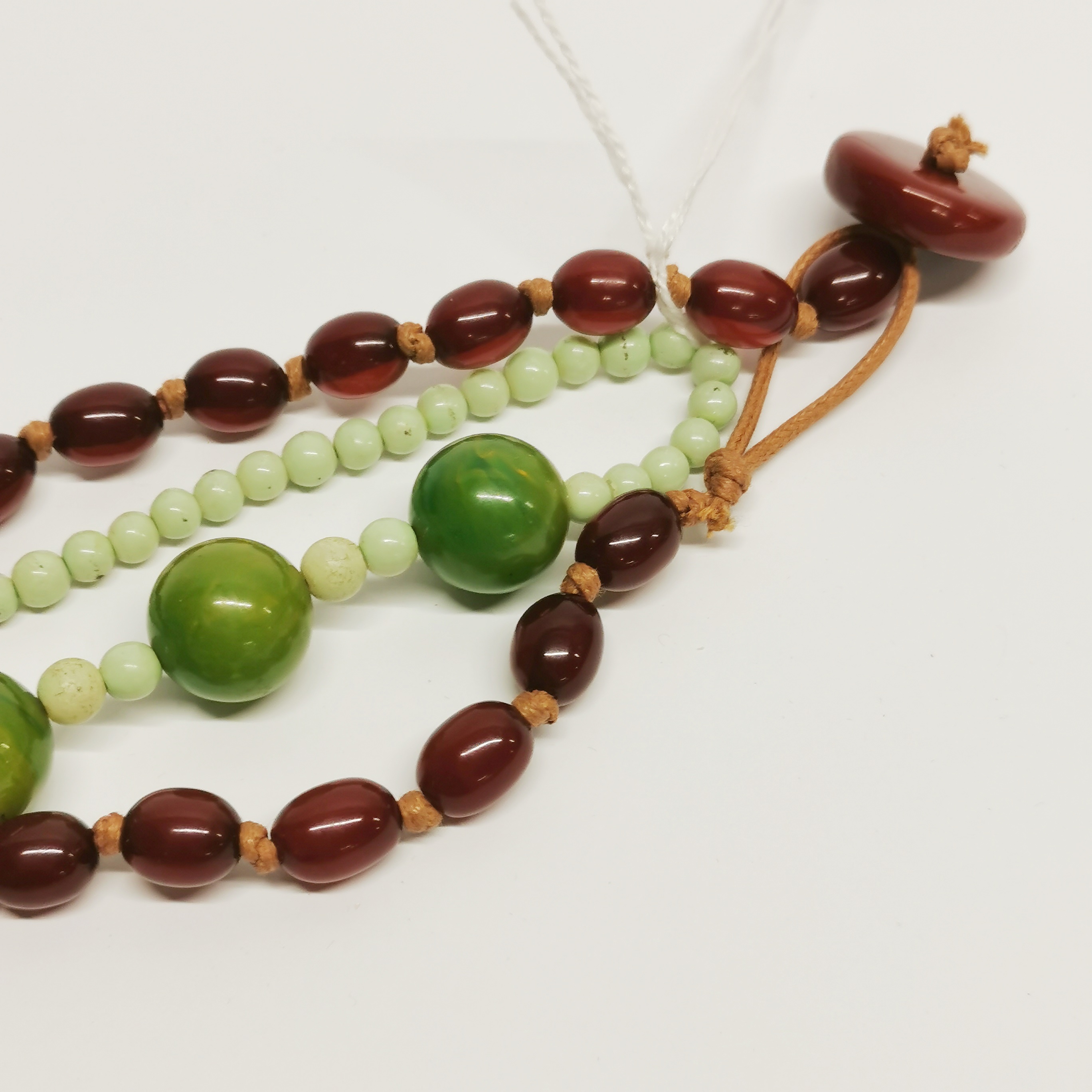 A graduated faux cherry amber necklace with a green bakelite necklace. - Image 3 of 3