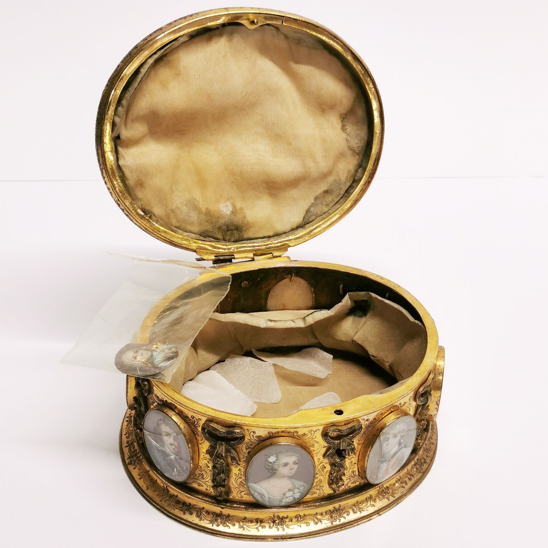 A superb 18thC French gilt casket embellished with hand painted portrait miniatures of courtiers, - Image 3 of 5