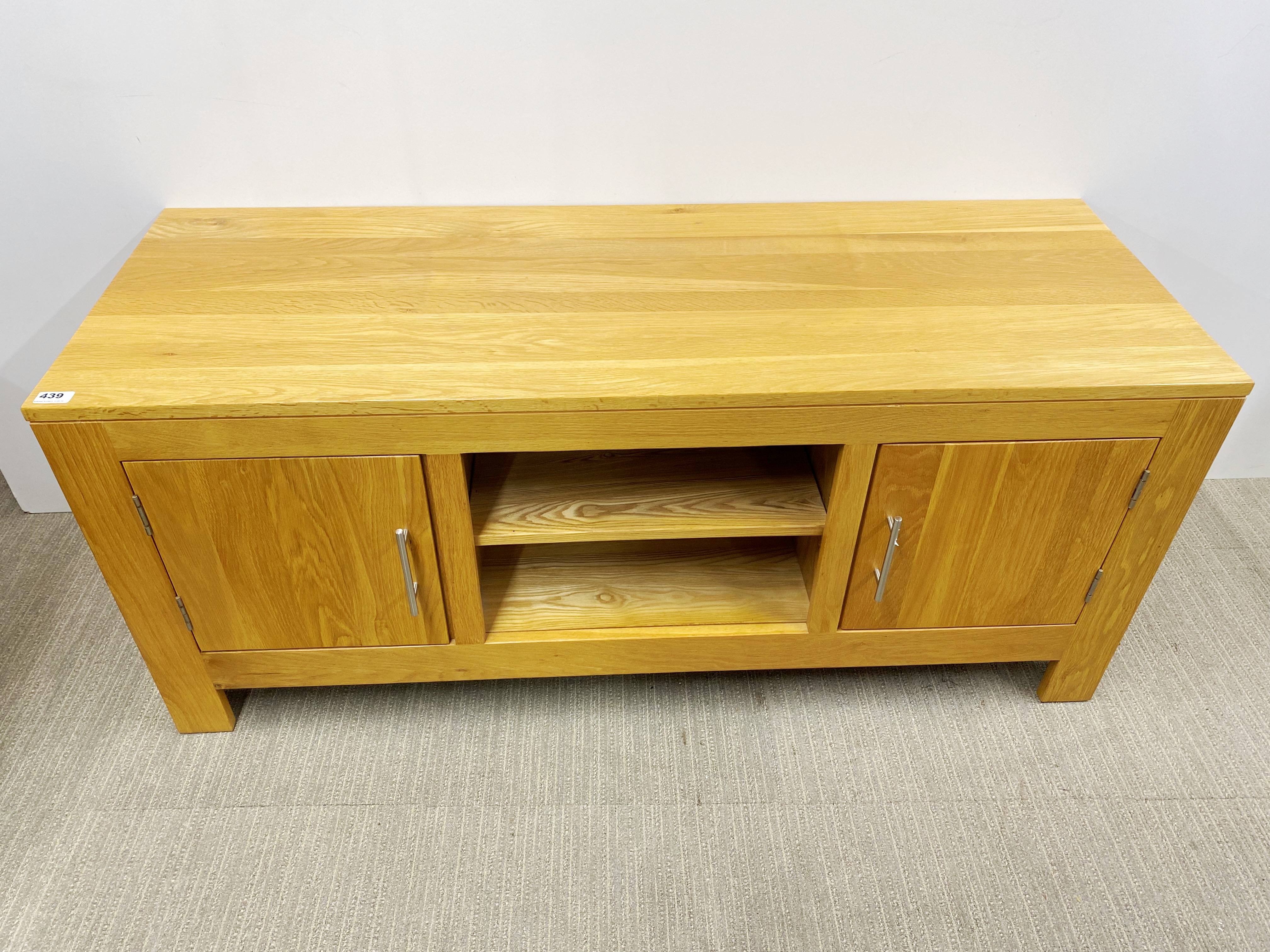 A heavy quality light oak TV stand/hifi cabinet, L. 139 x 50 x 60cm.