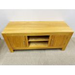 A heavy quality light oak TV stand/hifi cabinet, L. 139 x 50 x 60cm.