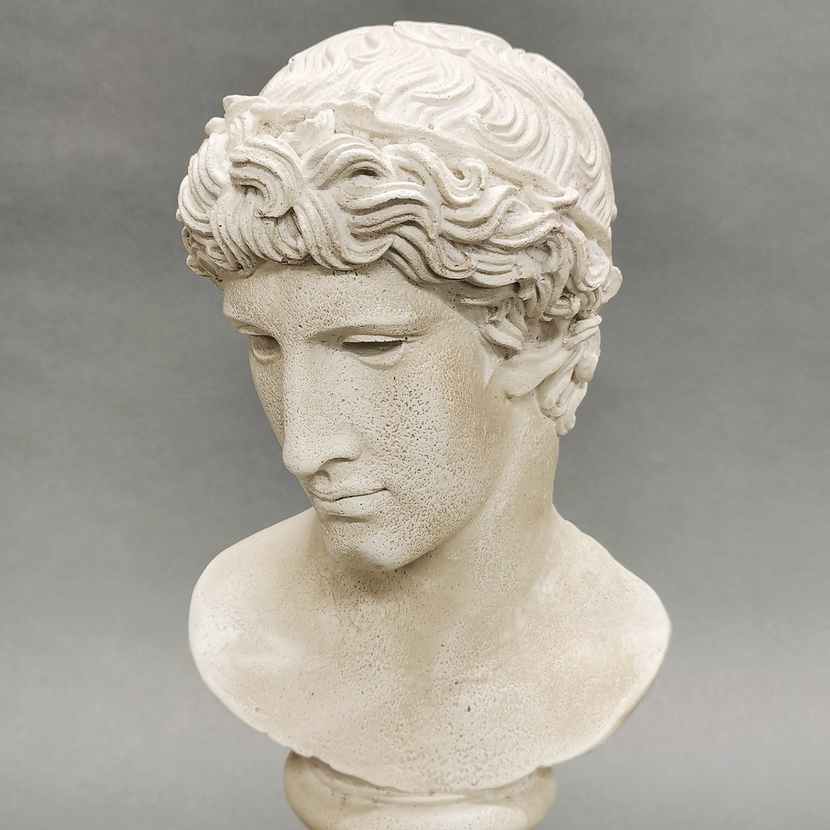 A plaster classical bust by Austin Prod. dated 1984, H. 46cm. - Image 2 of 5