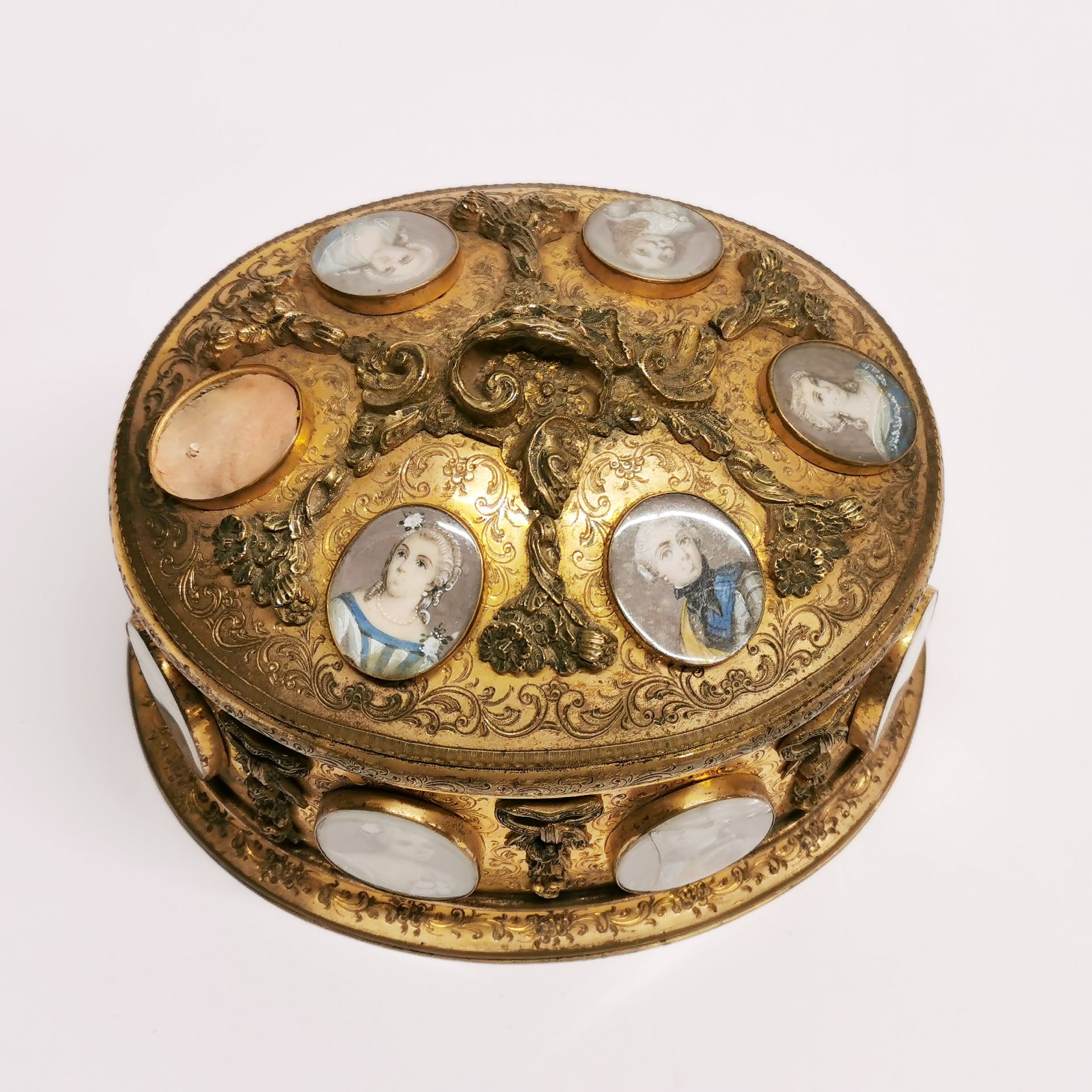 A superb 18thC French gilt casket embellished with hand painted portrait miniatures of courtiers, - Image 2 of 5