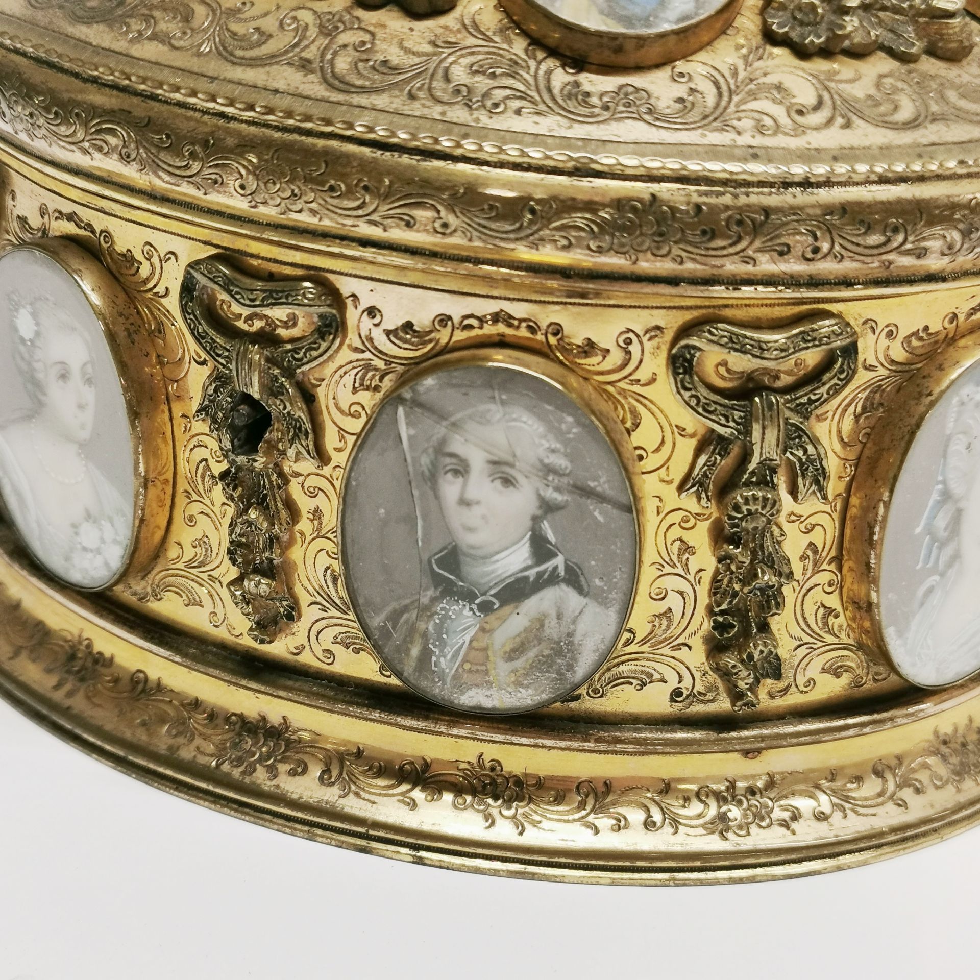 A superb 18thC French gilt casket embellished with hand painted portrait miniatures of courtiers, - Image 4 of 5