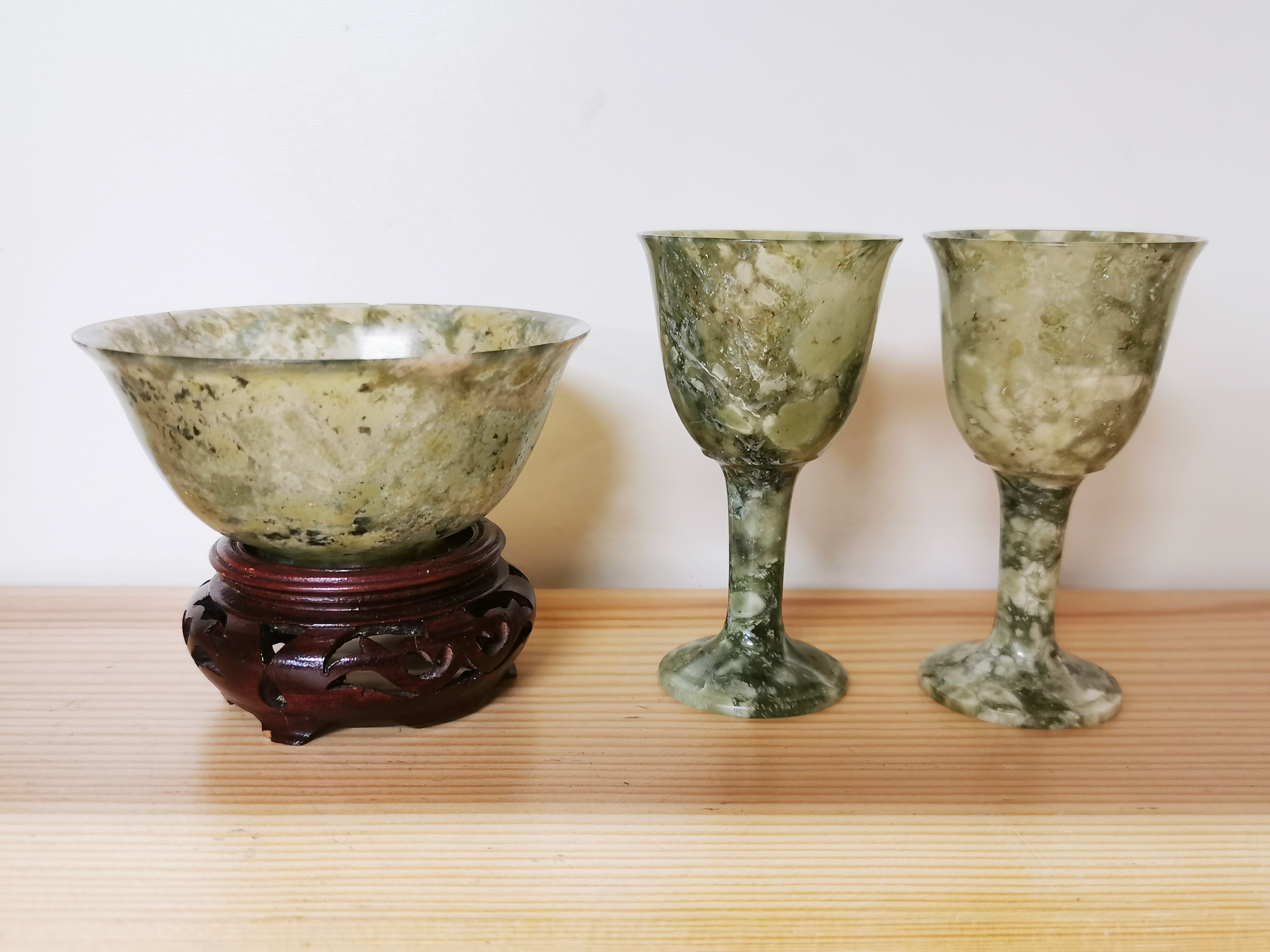 A group of Chinese spinach jade and other jade items. Stem cup H. 9cm. - Image 3 of 4