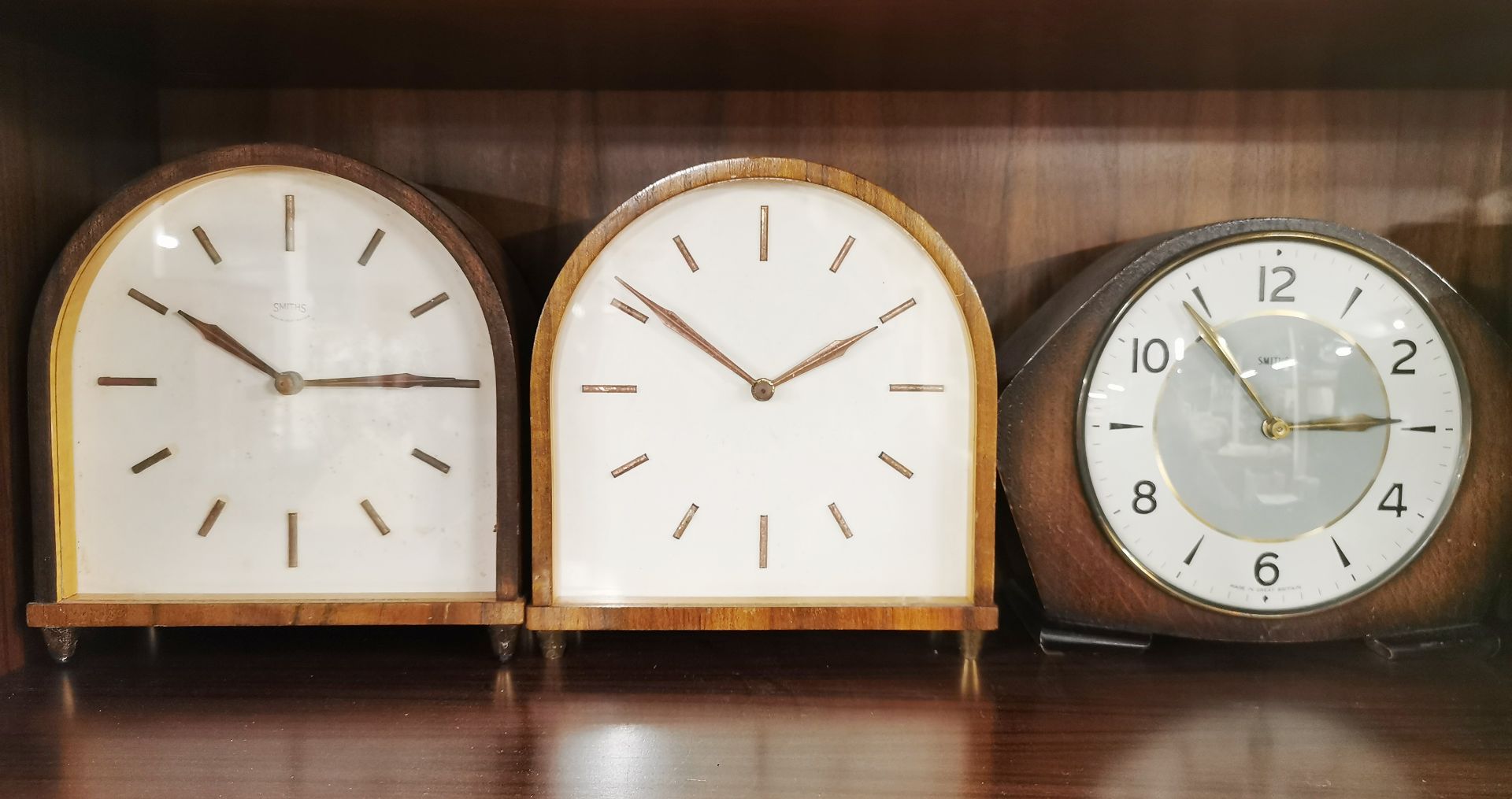 Five vintage mantel clocks and a volt meter, H. 20cm. - Image 3 of 3