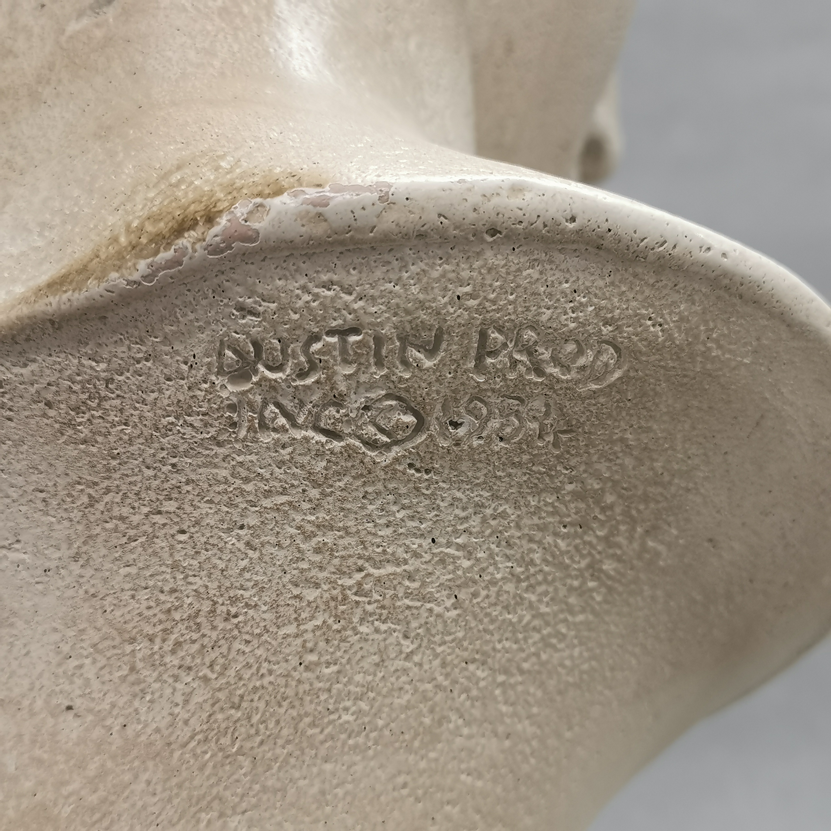 A plaster classical bust by Austin Prod. dated 1984, H. 46cm. - Image 4 of 5