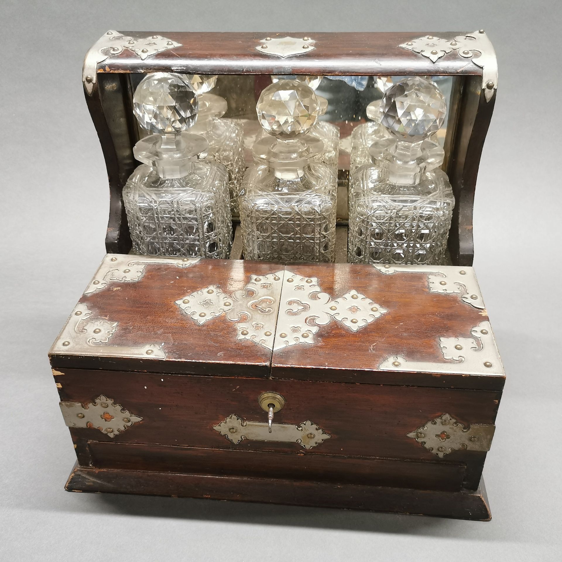 A three bottle cut crystal and mahogany tantalus stand, 36 x 17 x 32cm. - Image 3 of 4