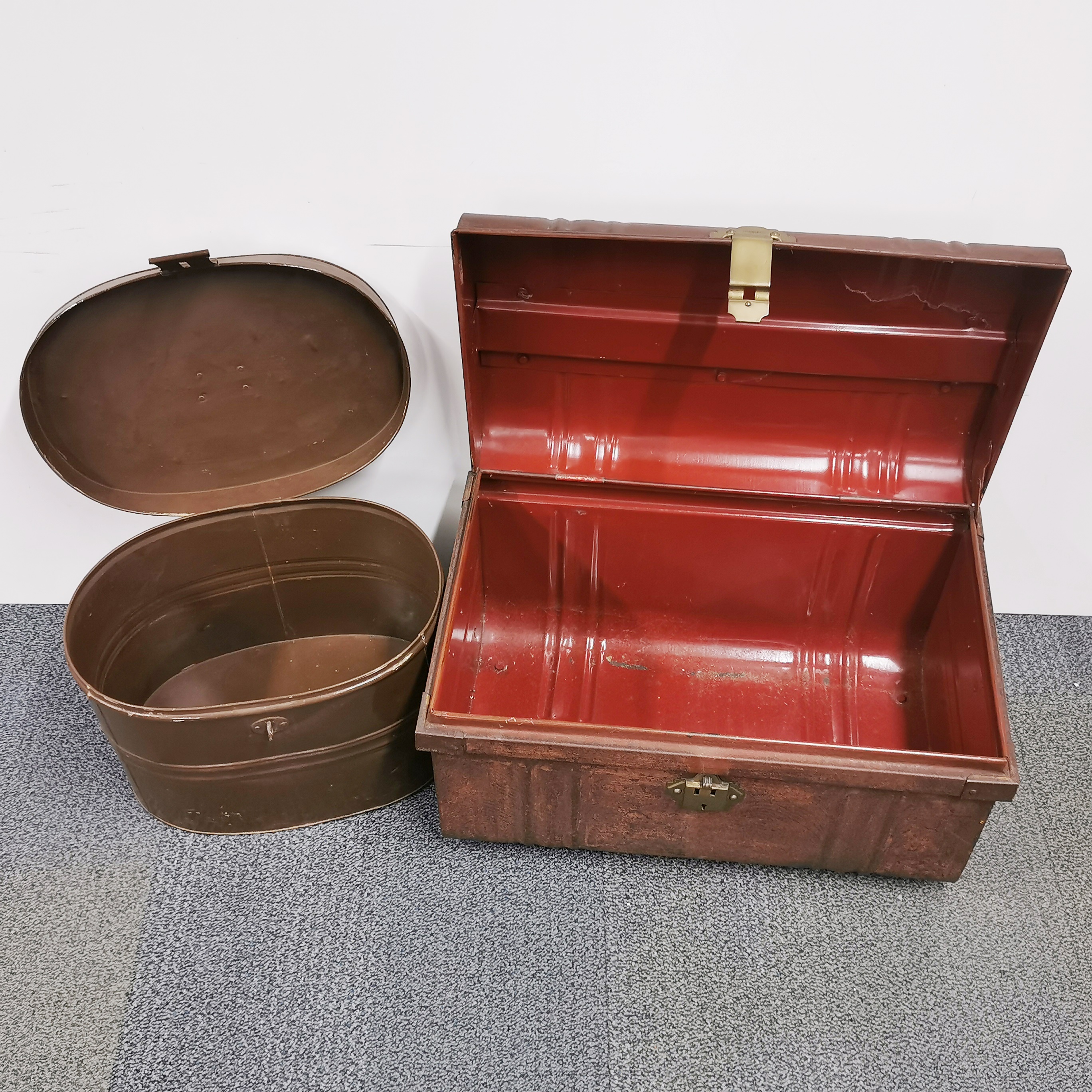 A painted metal hat box and a metal trunk, trunk size 55 x 36 x 33cm. - Image 2 of 3
