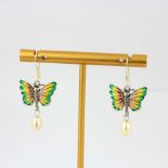 A pair of 925 silver enamelled drop earrings set with pearls, L. 3cm.