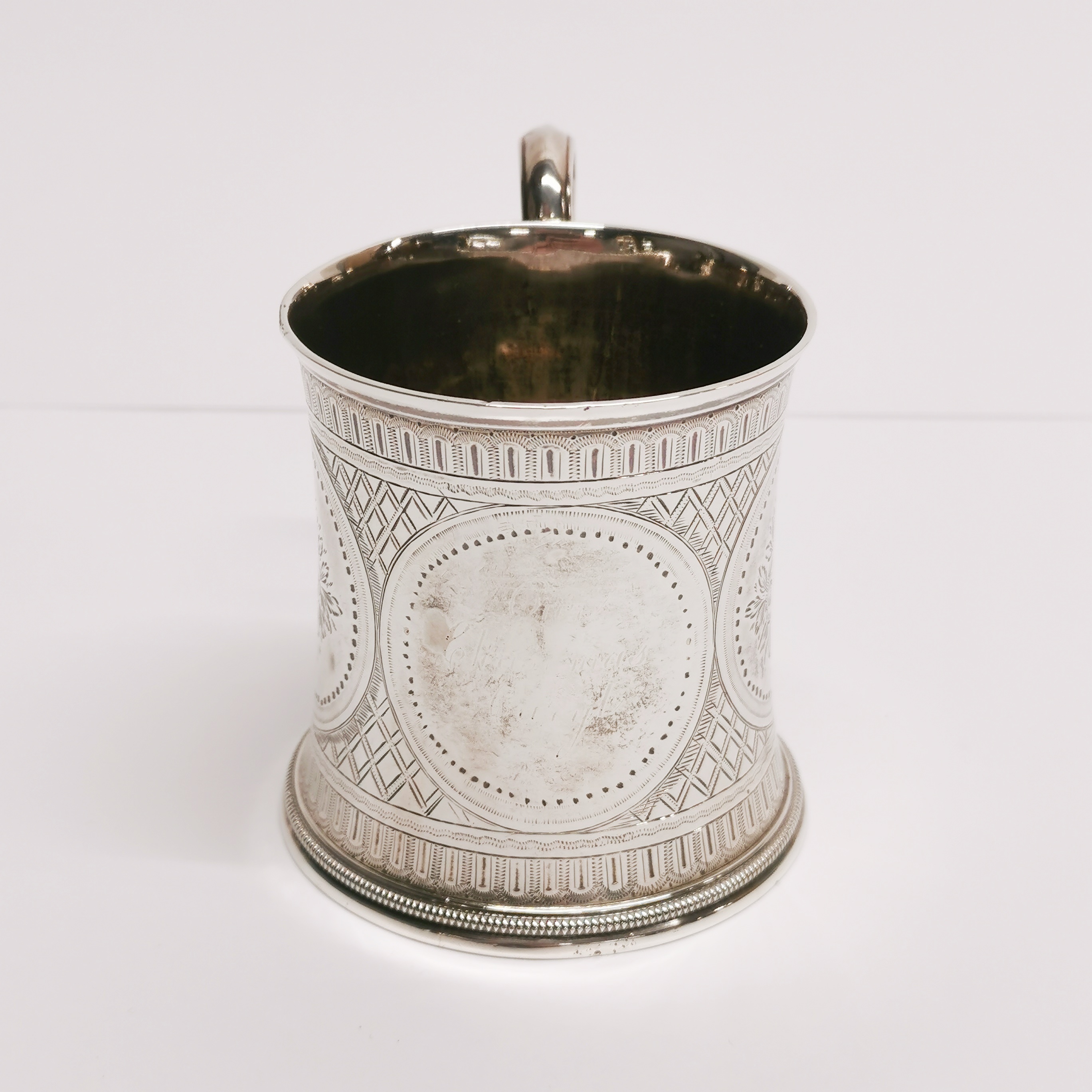 A small hallmarked silver christening tankard, H. 7cm. - Image 2 of 4