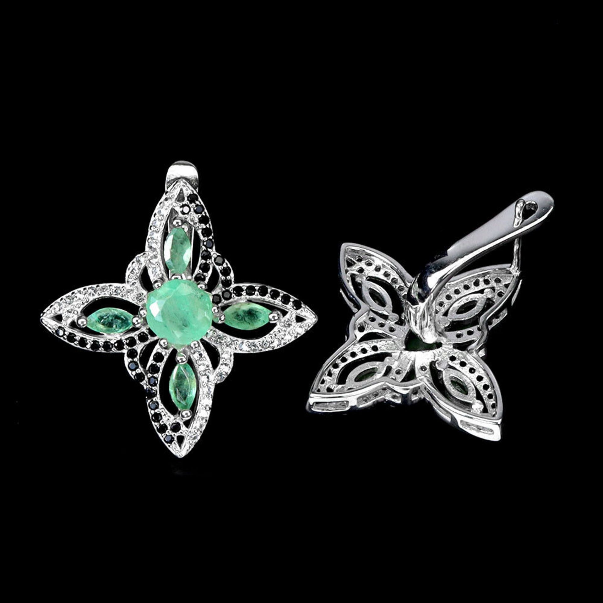 A matching pair of 925 silver earrings set with emeralds and black spinels, L. 2.6cm. - Image 2 of 2