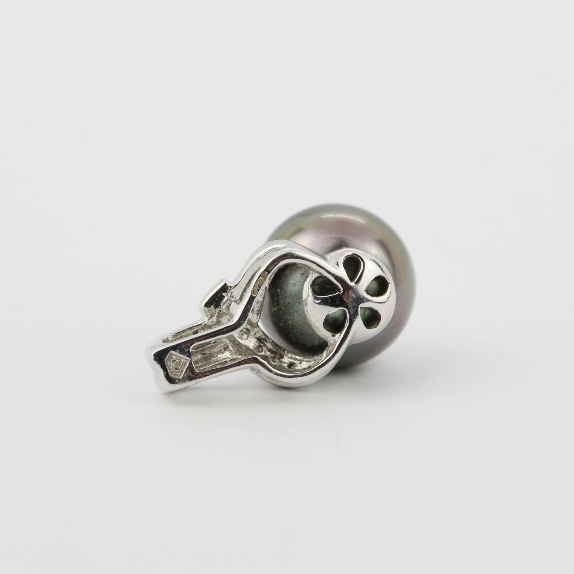 A 9t white gold pendant set with a black Tahitian pearl and diamonds, L. 5.6cm. - Image 3 of 3