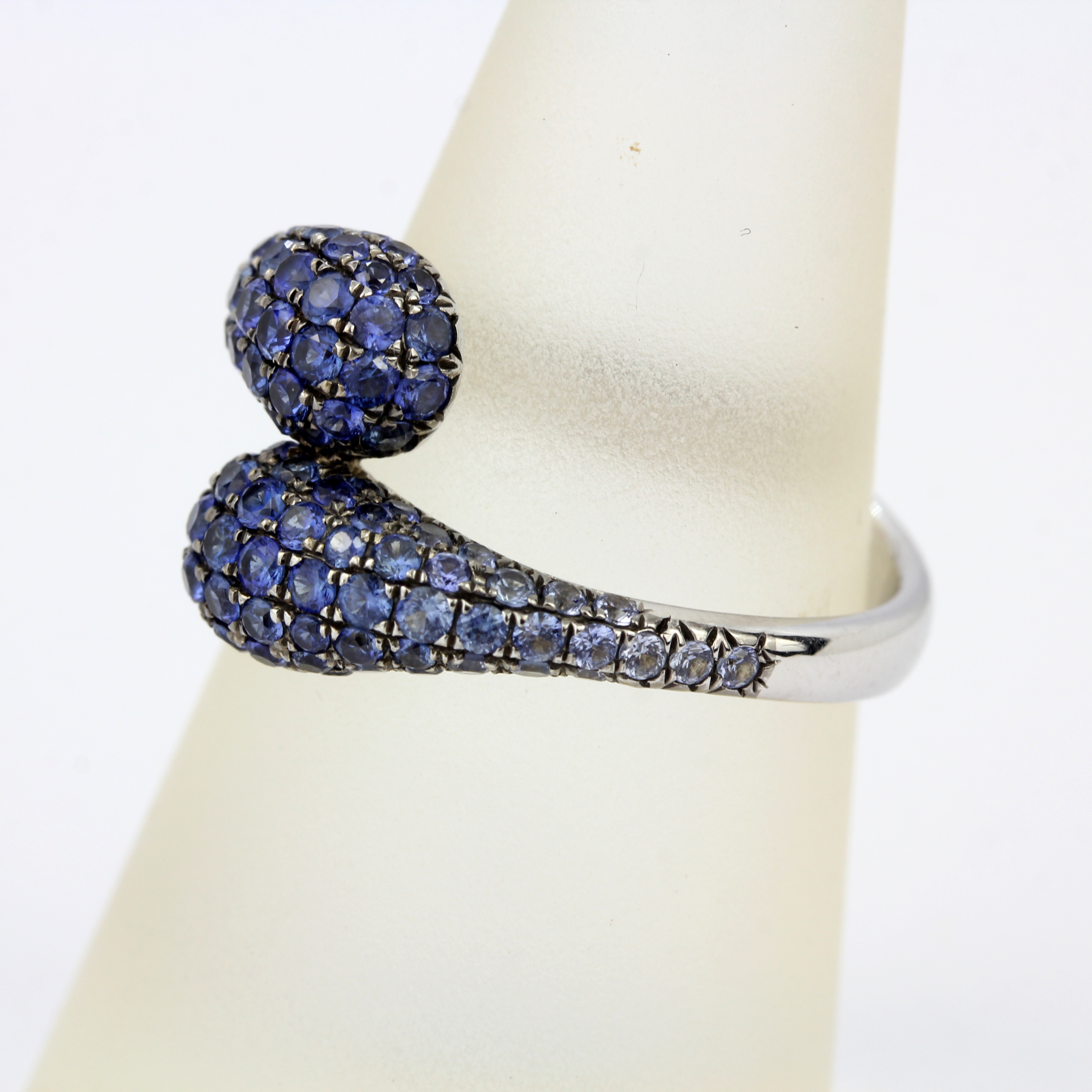 An 18ct white gold (stamped 750) ring set with graduated colour sapphires, ring size P. - Image 2 of 4