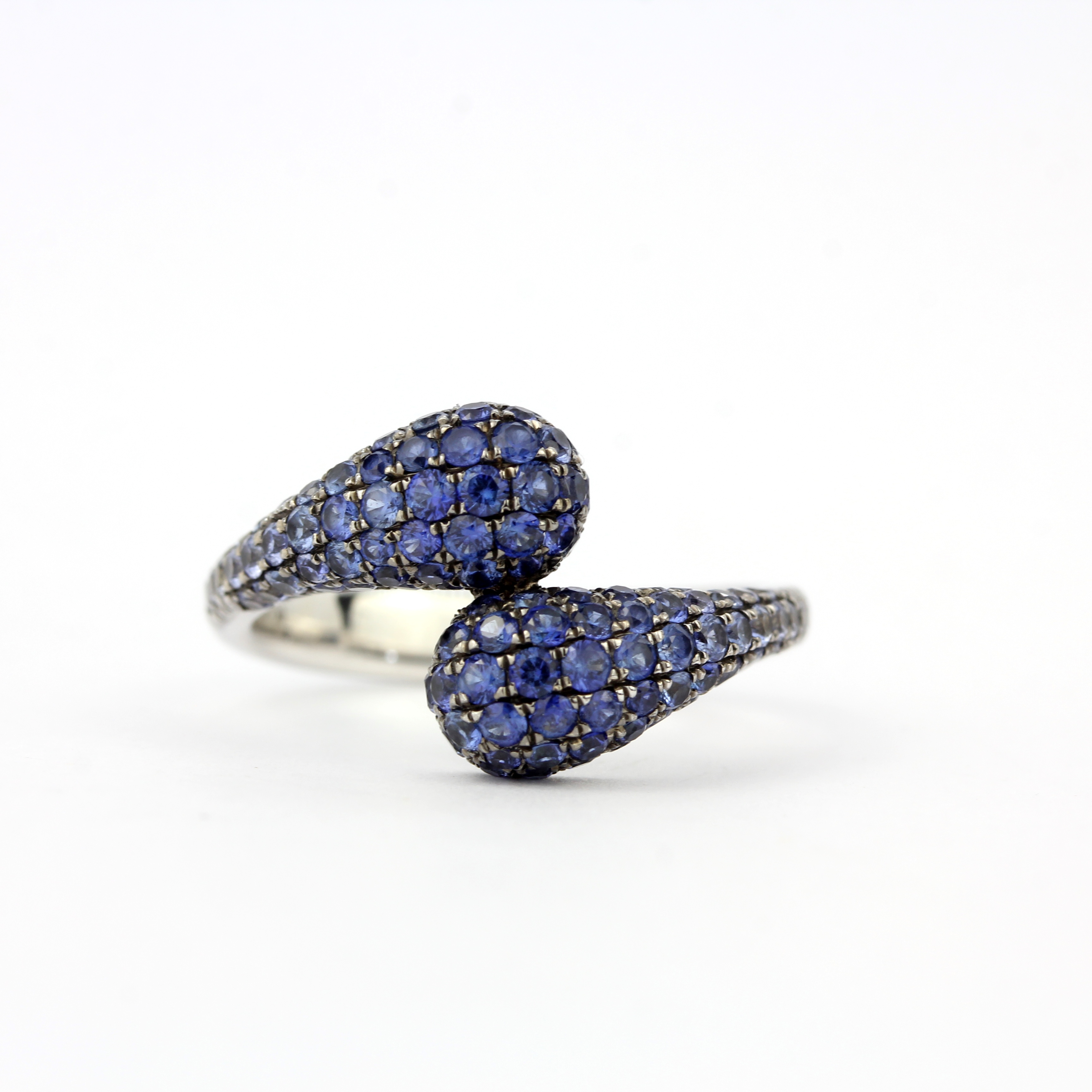 An 18ct white gold (stamped 750) ring set with graduated colour sapphires, ring size P. - Image 3 of 4