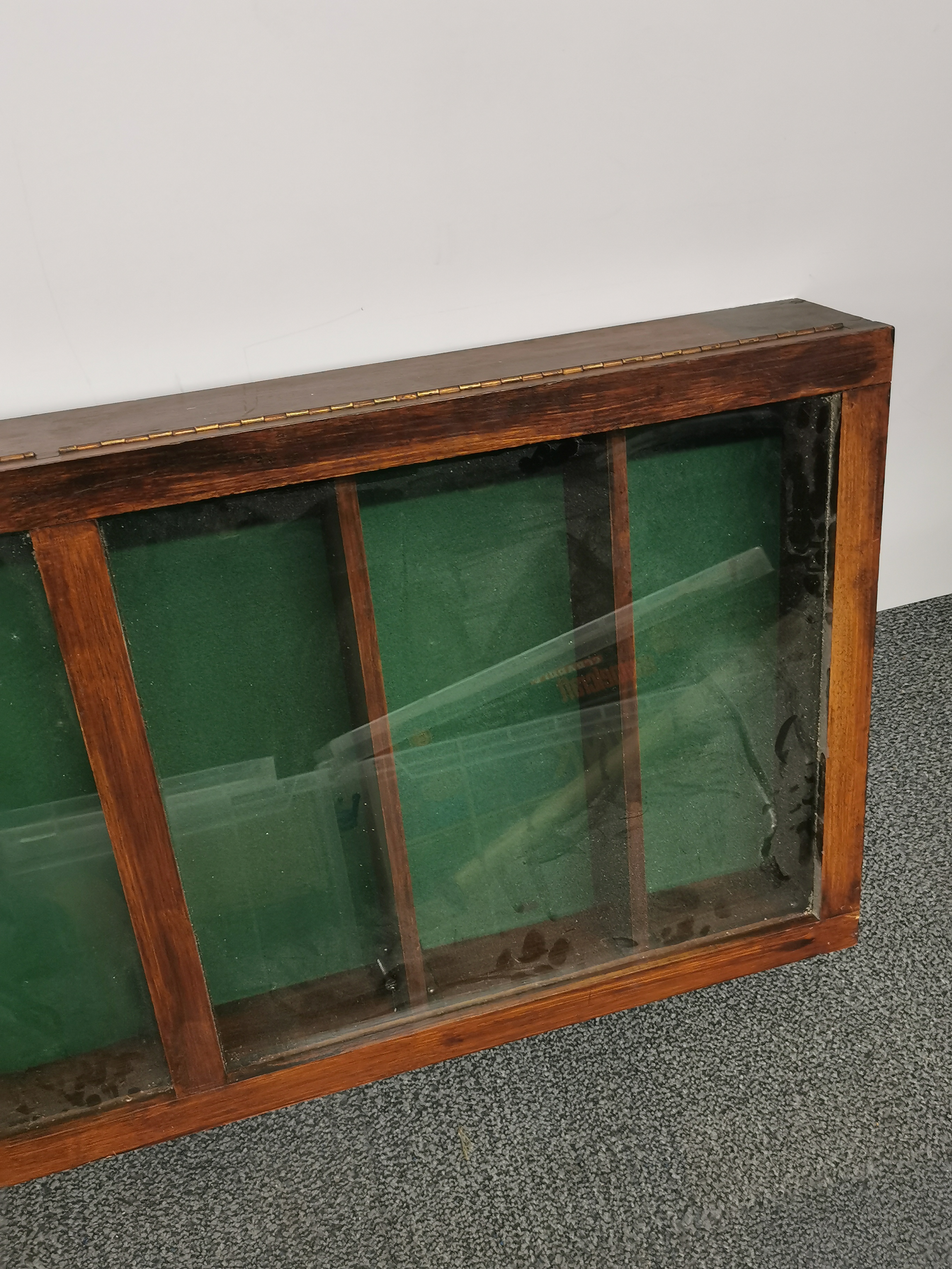 A useful large wall mounted / table top mahogany display cabinet, 48 x 140 x 12cm. - Bild 2 aus 2