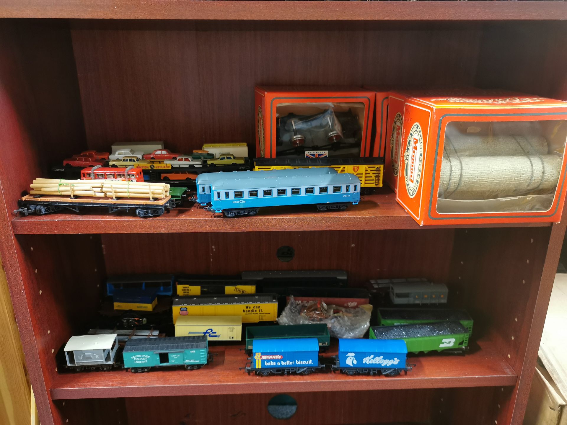 An extensive group of 00 gauge rolling stock and accessories. - Image 2 of 3