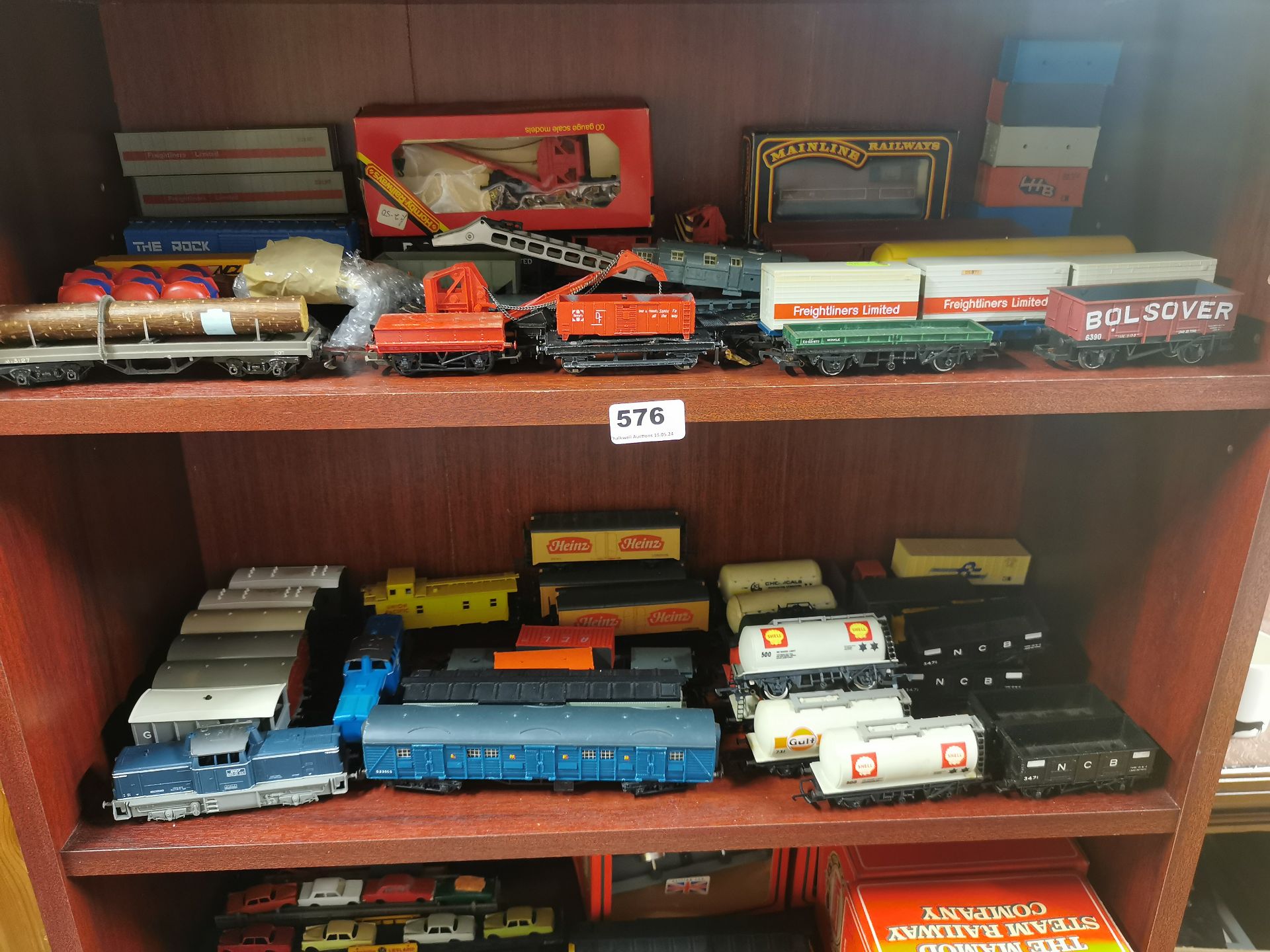 An extensive group of 00 gauge rolling stock and accessories. - Image 3 of 3