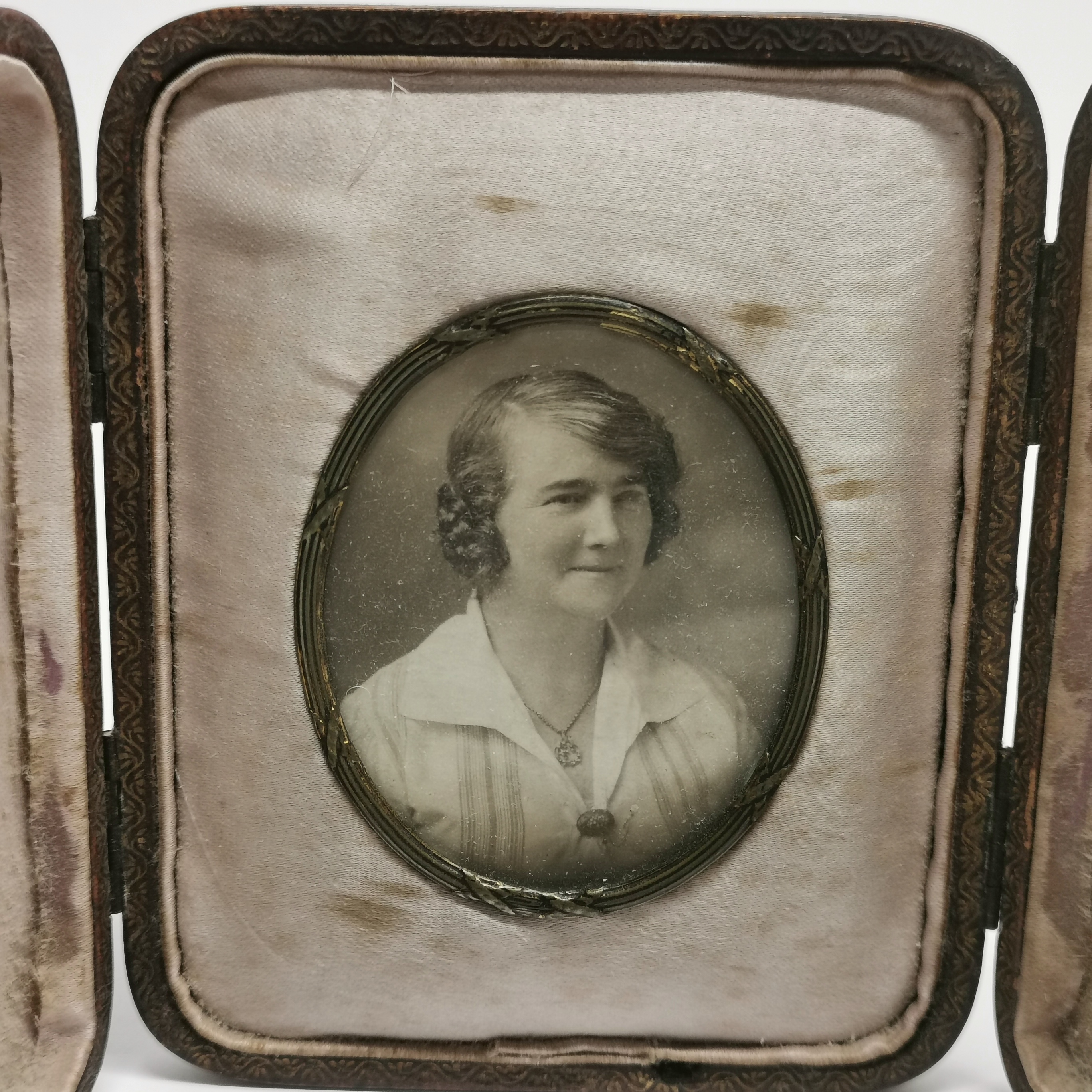 Two cased photographic portrait miniatures, case H. 13cm. - Image 3 of 4