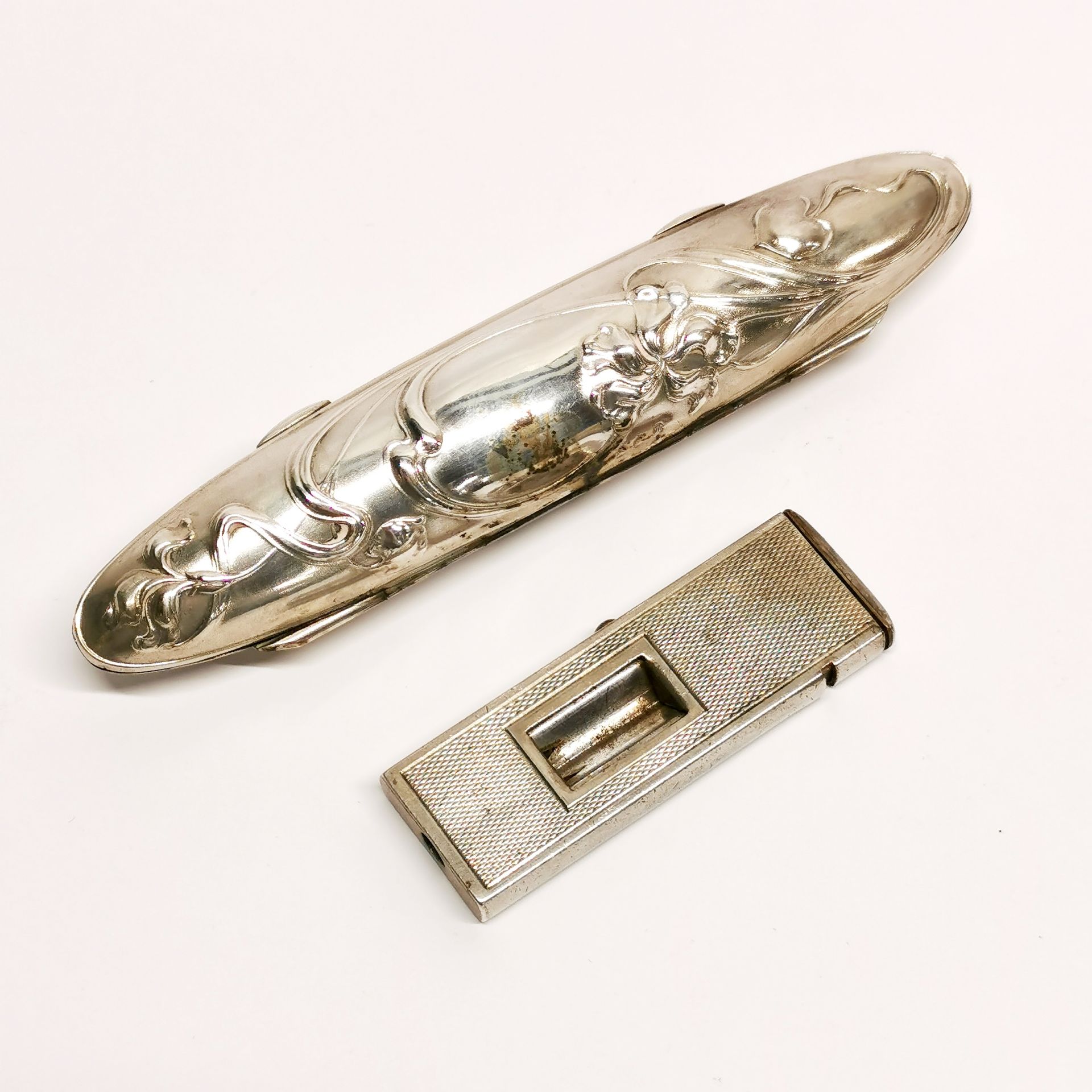 An Art Nouveau design cigar case, L. 12cm, together with a cigar cutter.