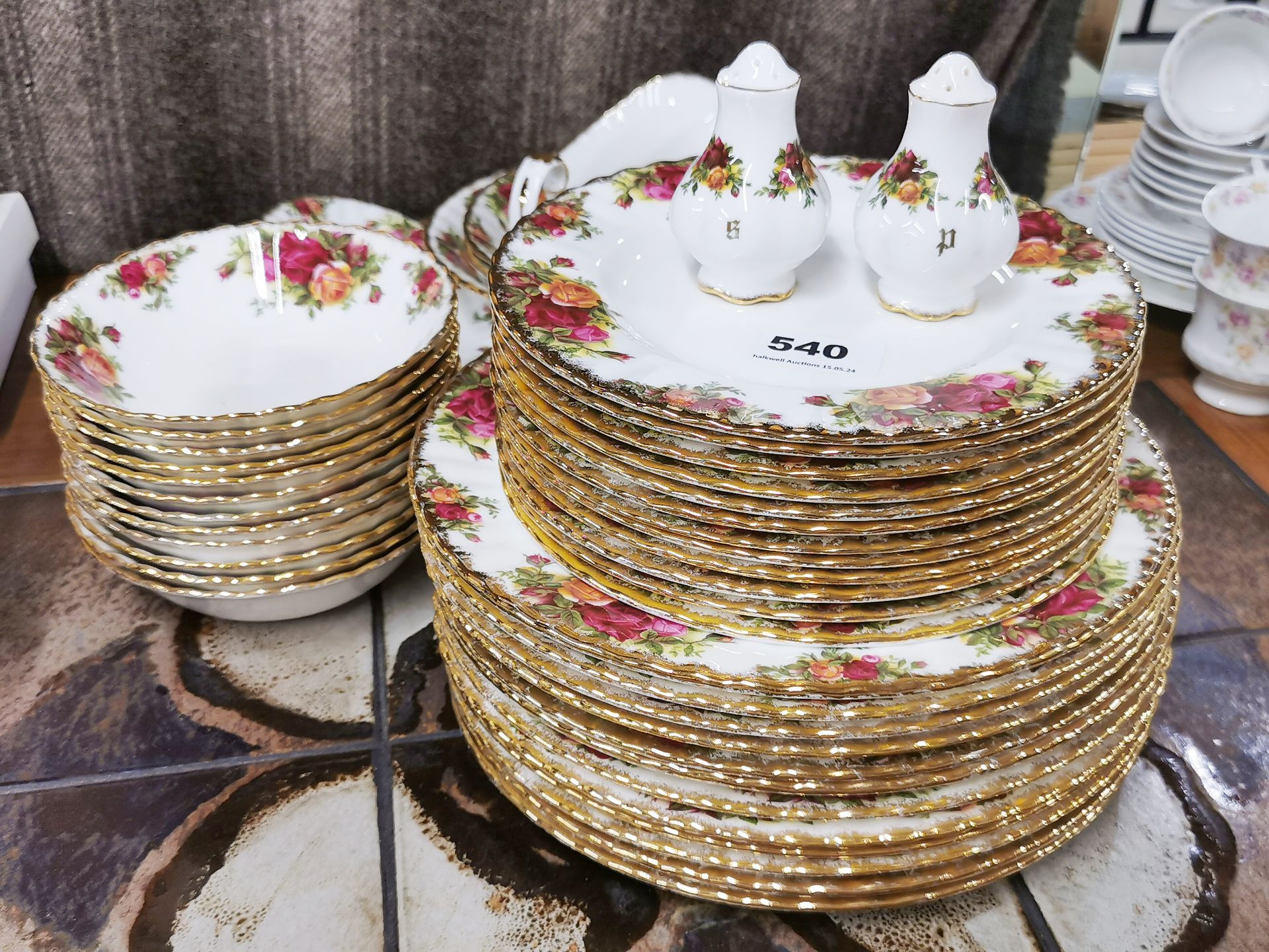 A twelve setting Royal Albert Old Country Roses dinner service with one tureen, table mats, etc. - Image 5 of 6