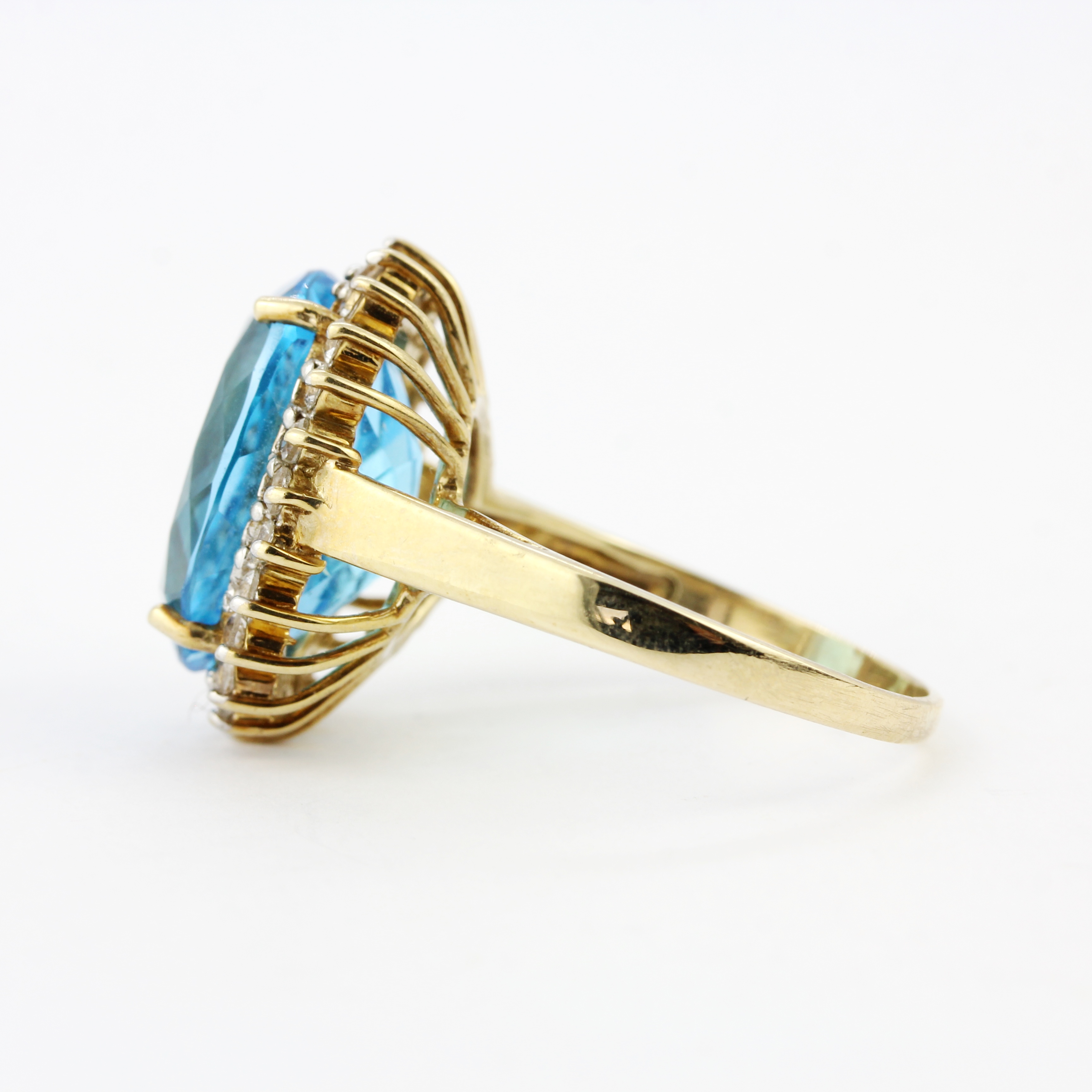 A 9ct yellow gold blue topaz and white topaz cluster ring, ring size S. - Image 3 of 3