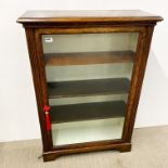 An antique oak bookcase, size 75 x 30 x 108cm.