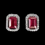 A pair of 925 silver earrings set with emerald ruby cut white stones, L. 1cm.