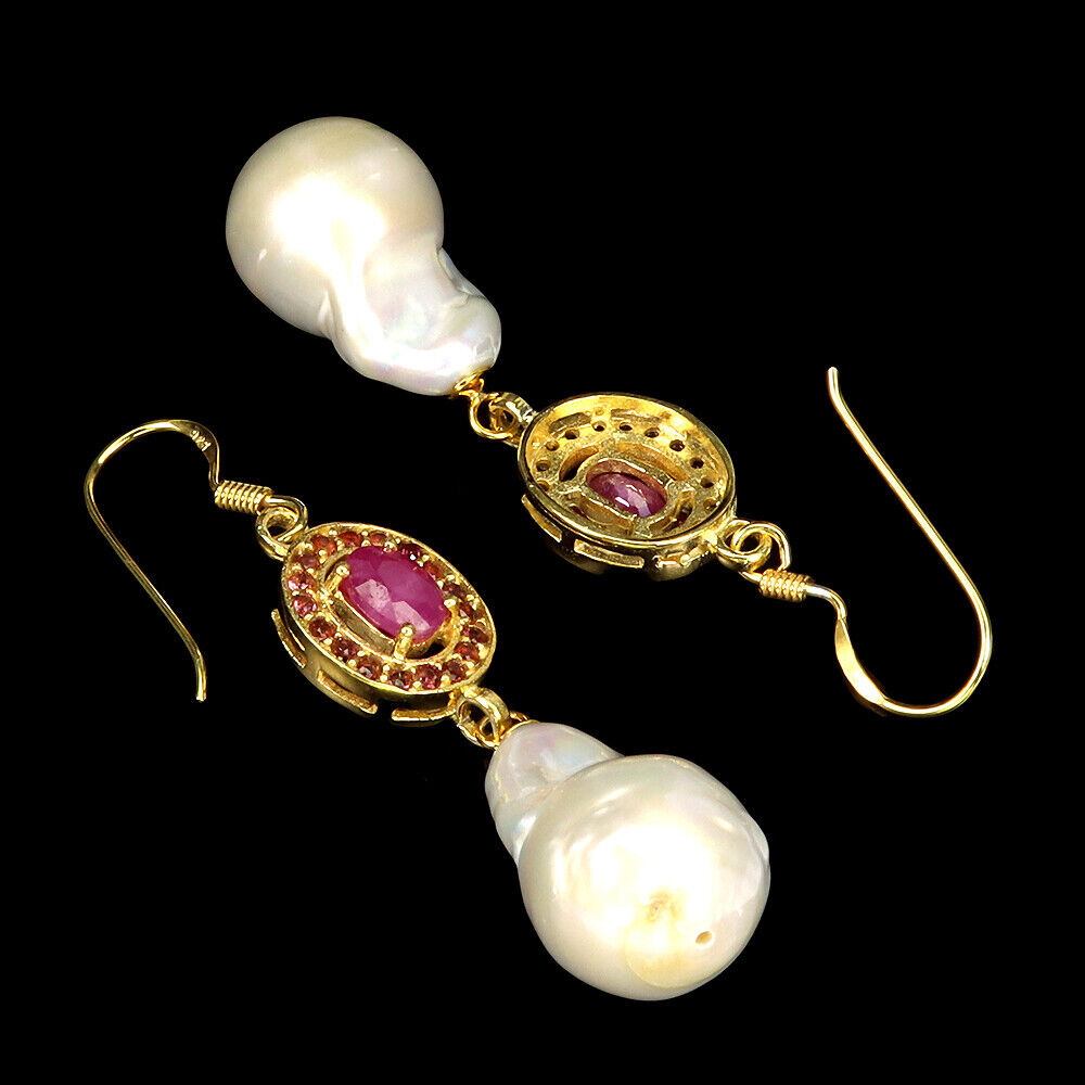 A pair of gold on 925 silver drop earrings set with baroque pearls and rubies, L. 5cm. - Image 2 of 2