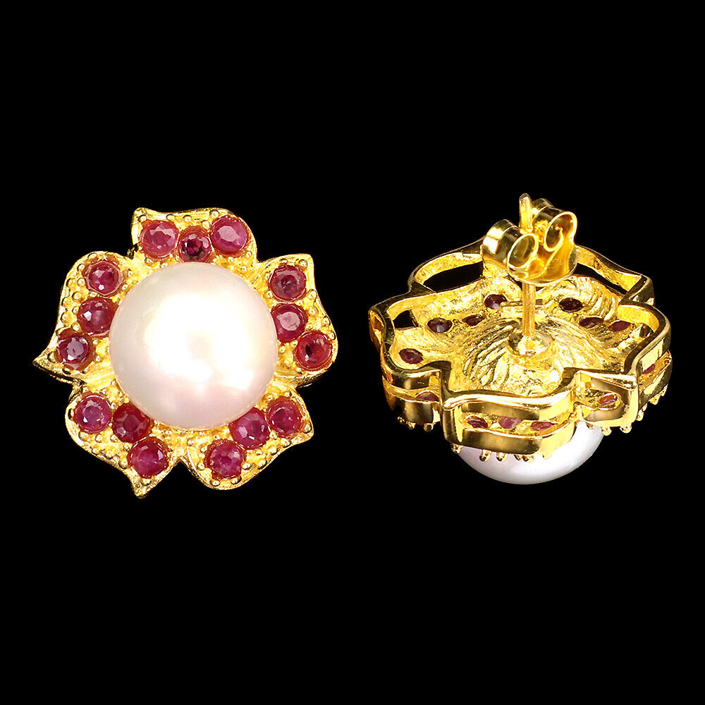 A pair of gold on 925 silver flower shaped earrings set with rubies and pearls, Dia. 2cm. - Image 2 of 2