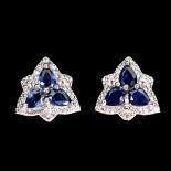 A pair of 925 silver earrings set with trillion cut sapphires and white stones, L. 1.4cm.
