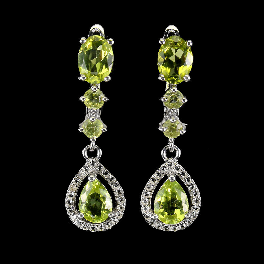 A pair of 925 silver drop earrings set with pear and oval cut peridot and white stones, L. 3cm.