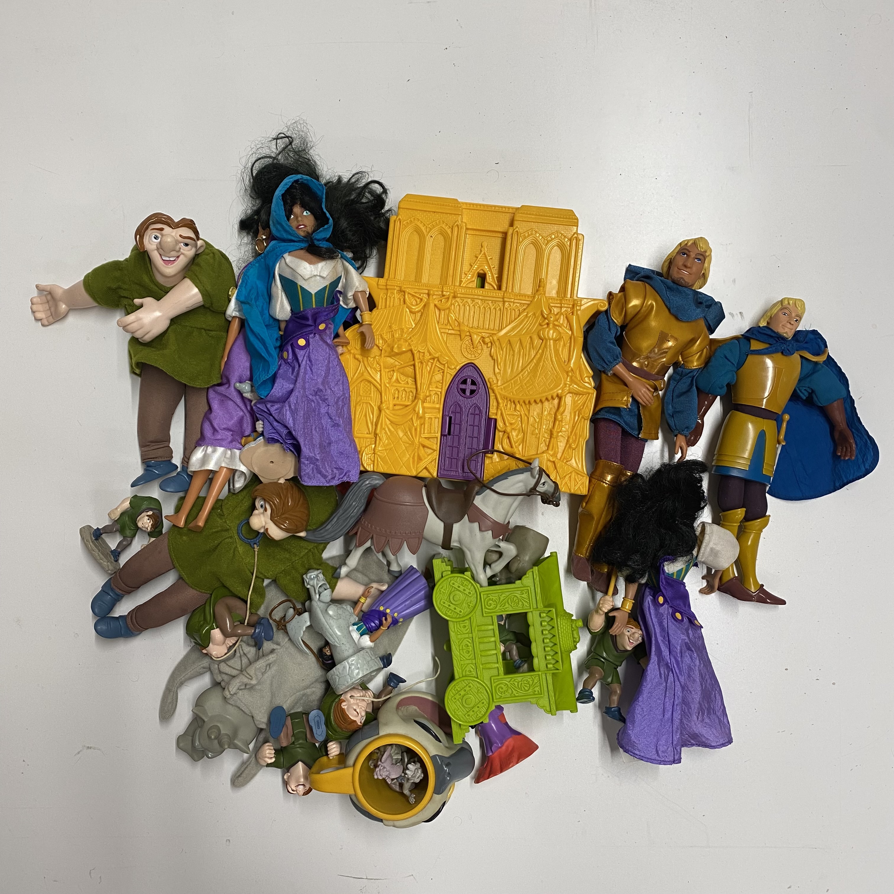 A large quantity of Disney's Hunchback figures and playsets. - Bild 2 aus 3