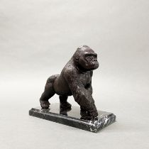 A bronze figure of a gorilla on a marble base, H. 18cm L. 20cm.