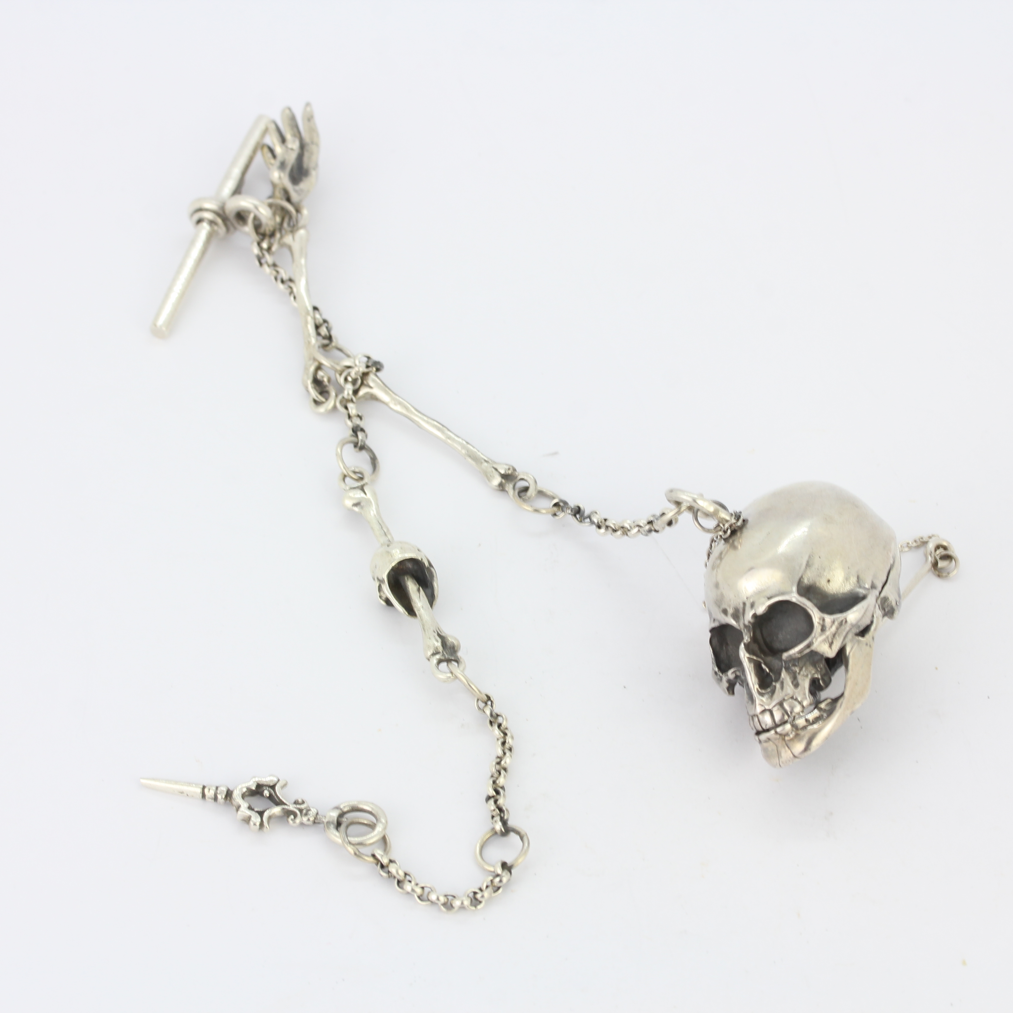 An interesting silver ( stamped sterling ) skull and bones Albert chain with articulated jaw secured - Image 2 of 4