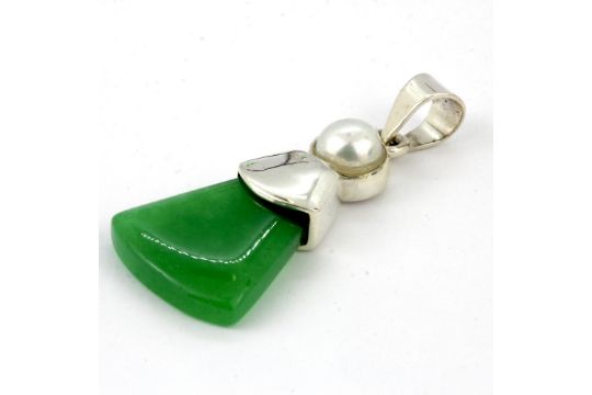 A pair of 925 silver, jade and cultured pearl earrings and matching pendant. L. 5cms - Image 3 of 3