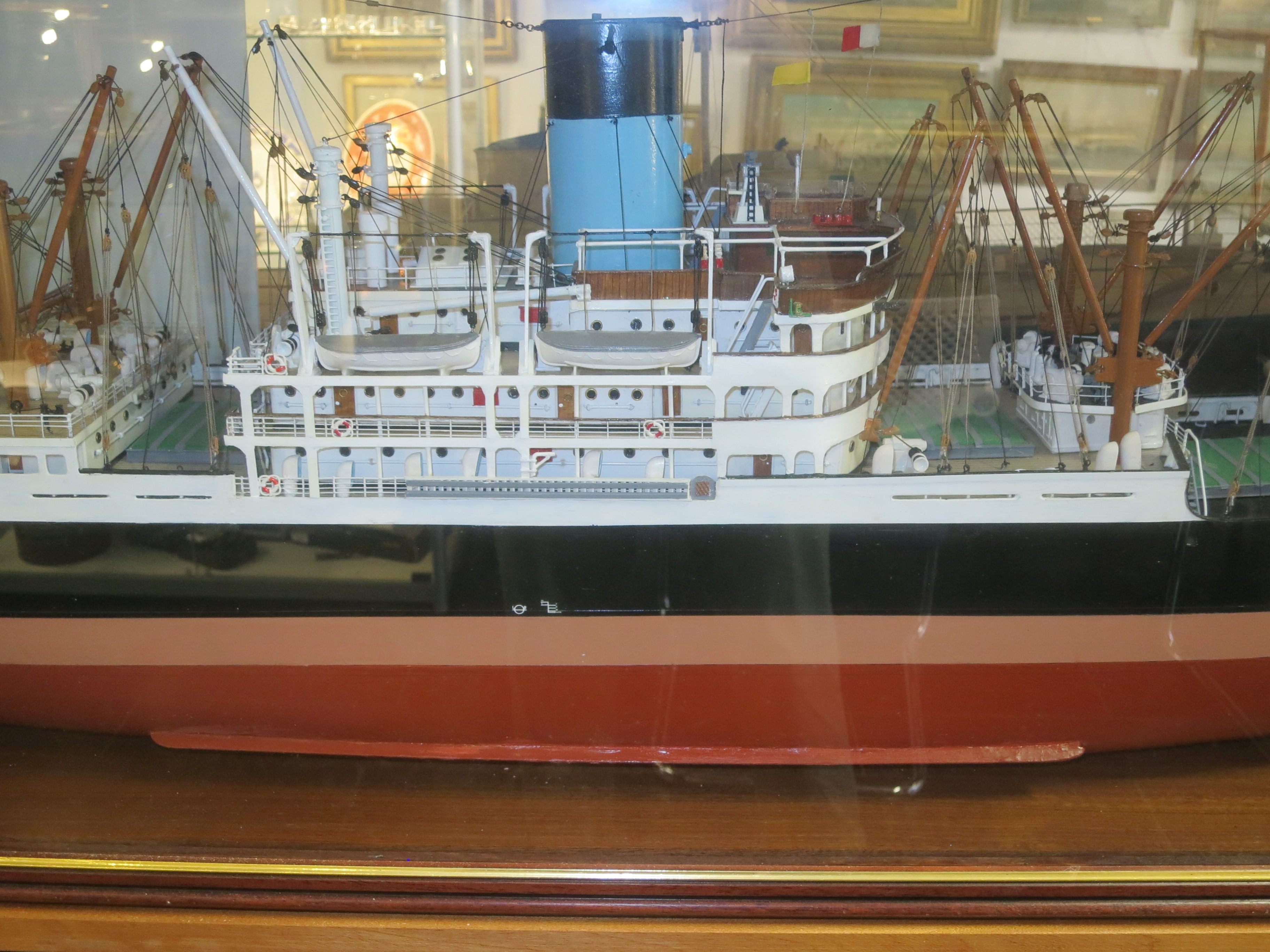 A BUILDER'S-STYLE MODEL FOR THE ALFRED HOLT (BLUE FUNNEL) LINE PASSENGER-CARGO SHIP M.V. 'ANCHISES' - Image 12 of 18