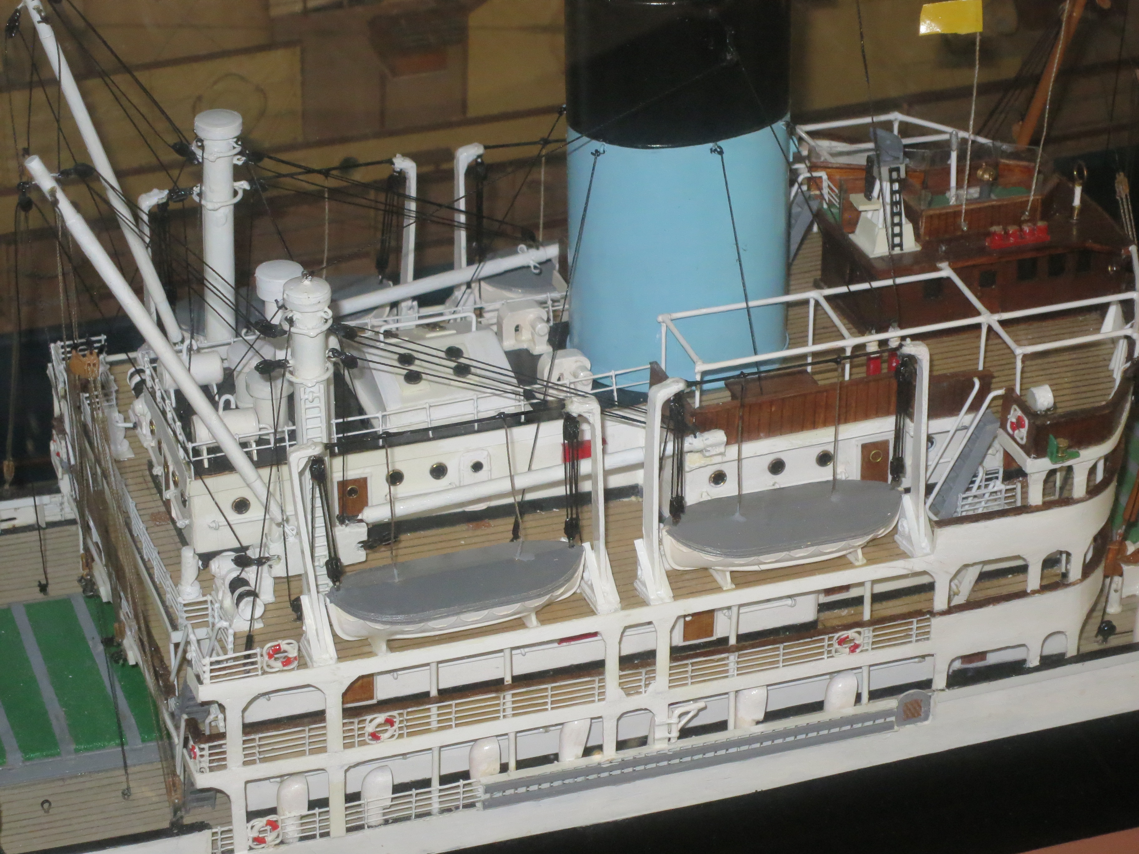 A BUILDER'S-STYLE MODEL FOR THE ALFRED HOLT (BLUE FUNNEL) LINE PASSENGER-CARGO SHIP M.V. 'ANCHISES' - Image 8 of 18