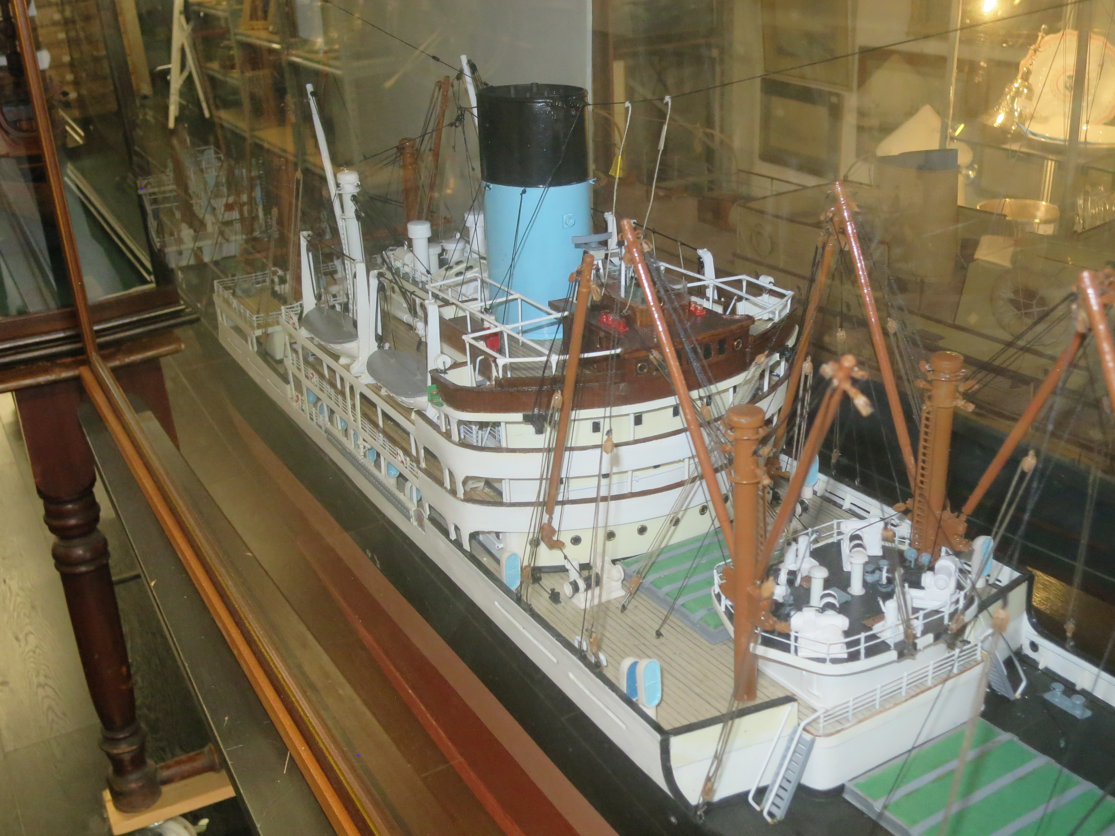 A BUILDER'S-STYLE MODEL FOR THE ALFRED HOLT (BLUE FUNNEL) LINE PASSENGER-CARGO SHIP M.V. 'ANCHISES' - Image 15 of 18