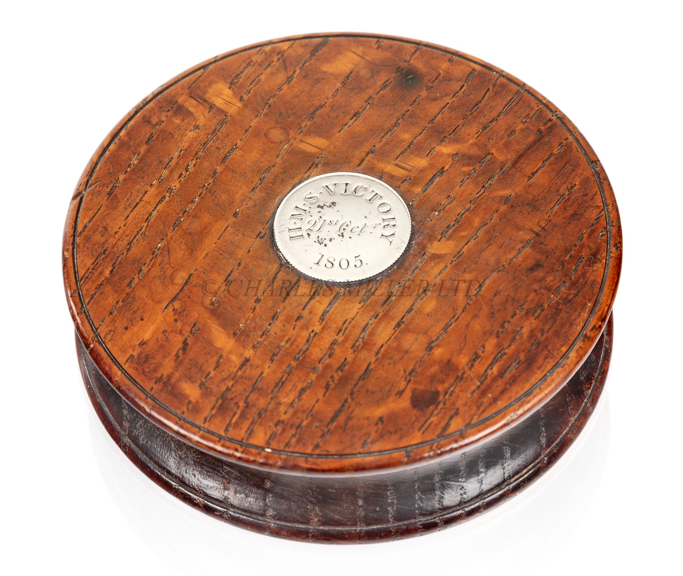 A 'VICTORY' OAK SNUFF BOX, EARLY 19TH CENTURY