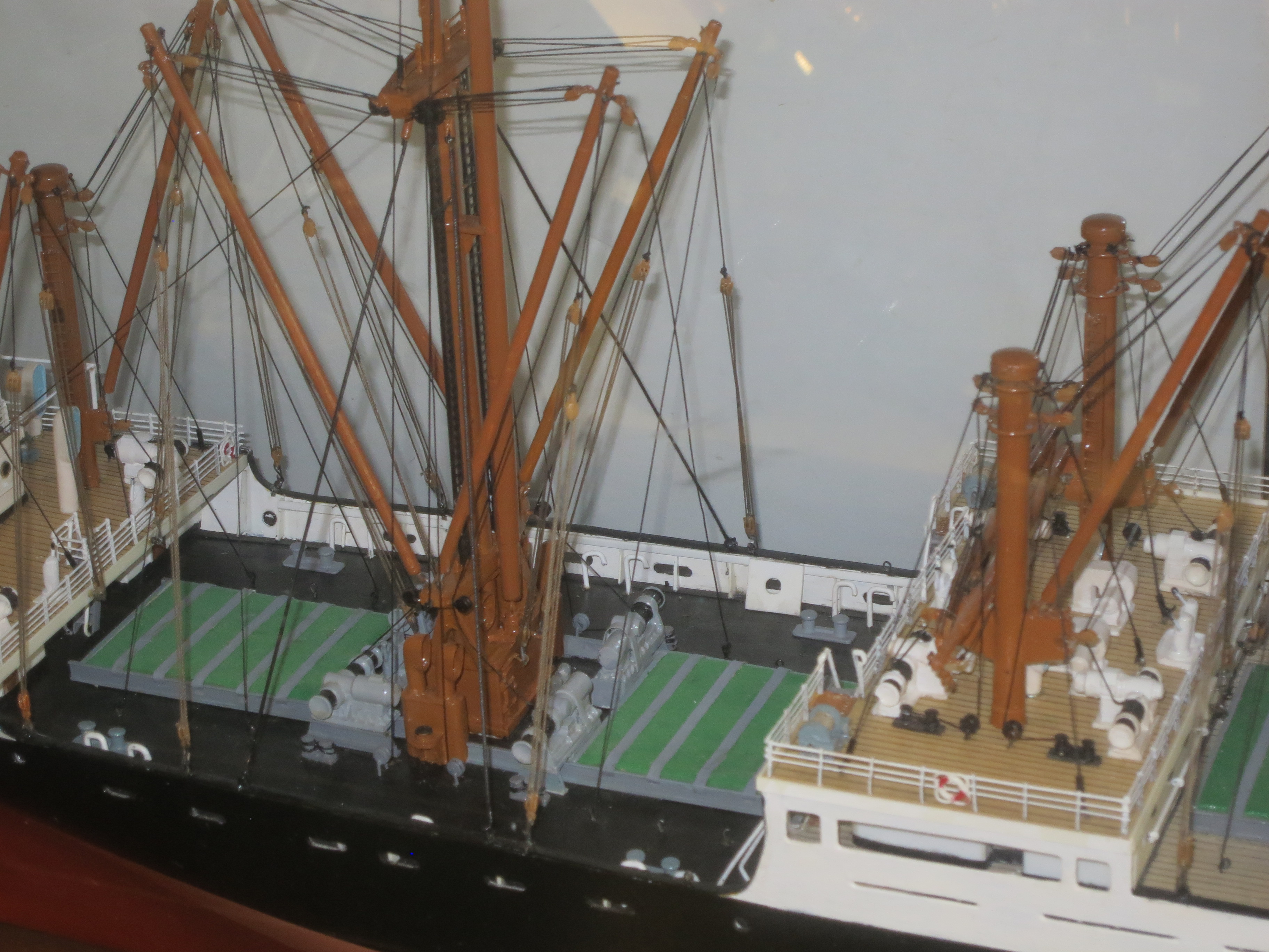 A BUILDER'S-STYLE MODEL FOR THE ALFRED HOLT (BLUE FUNNEL) LINE PASSENGER-CARGO SHIP M.V. 'ANCHISES' - Image 7 of 18